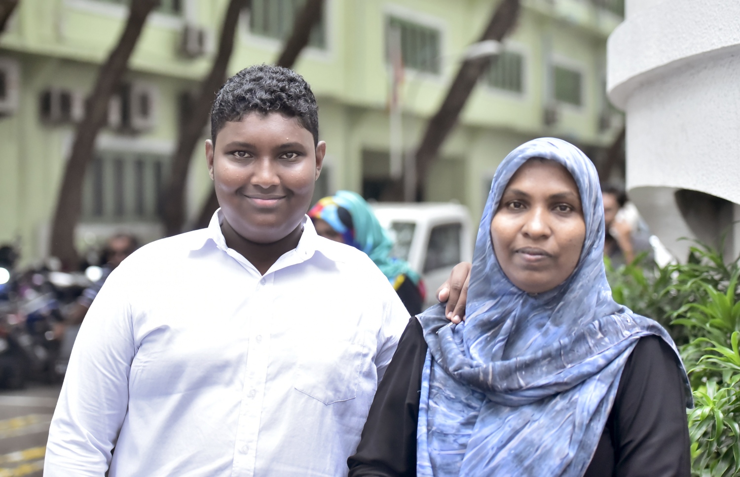 ނަބީހު އޭނާގެ މަންމައާ އެކު: އޭނާގެ މި ދަތުރުގައި އެންމެ ބޮޑަށް އެހީތެރިވެދިނީ މައިންބަފައިން.-- ފޮޓޯ: ހުސެއިން ވަހީދު/ މިހާރު