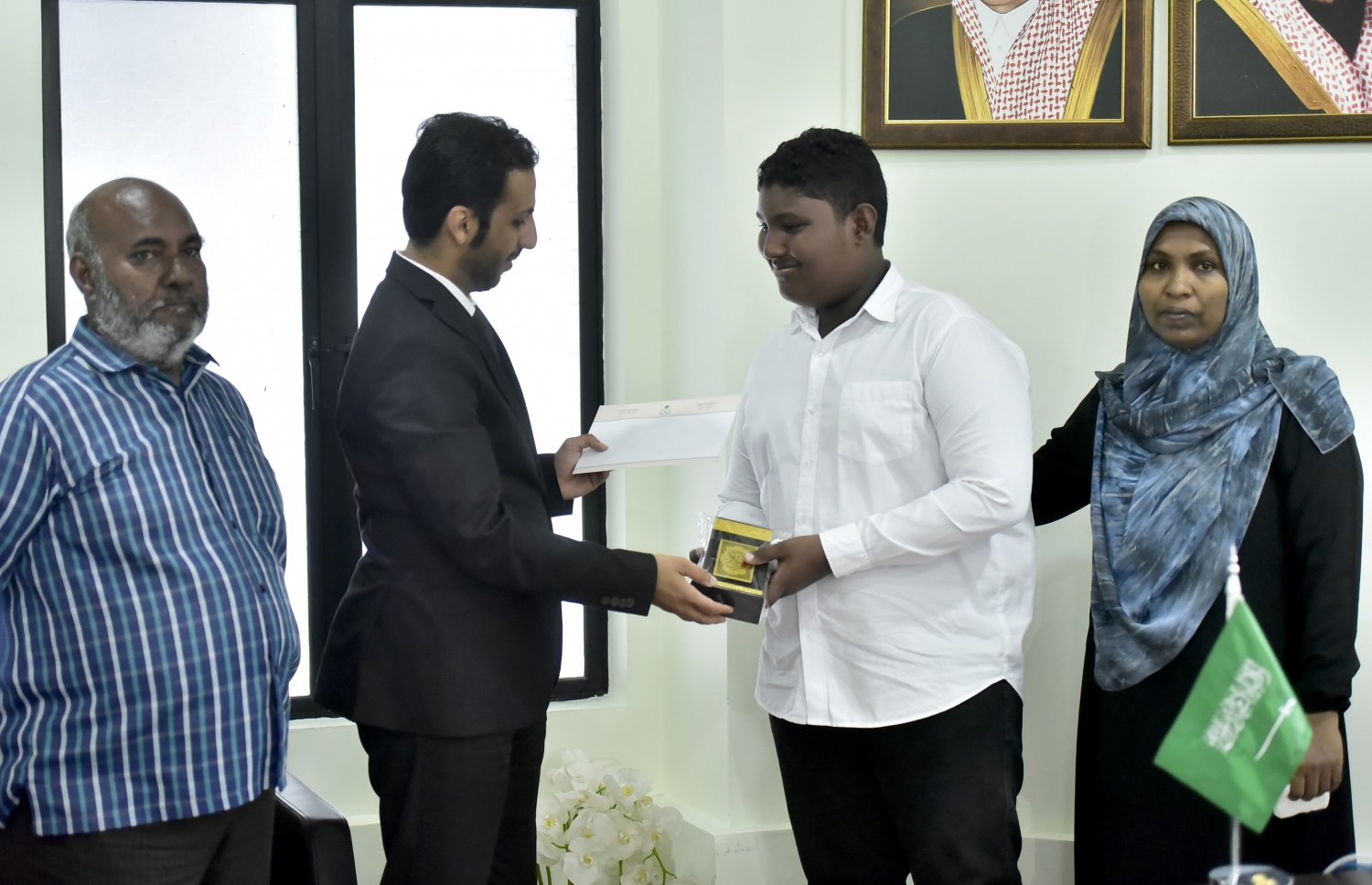 ގުުރުއާން ހިތުދަސްކުރި ނަބީހަށް (ކ-2)، ސައޫދީ އެމްބެސެޑަރުގެ ހަދިޔާއެއް ހަވާލުކުރަން މިިދިޔަ ހަފުތާގައި ސައޫދީ އެމްބަސީގައި ބޭއްވި ރަސްމިއްޔާތުގައި ހަދިޔާކޮށްދެނީ.-- ފޮޓޯ: ހުސެއިން ވަހީދު/ މިހާރު