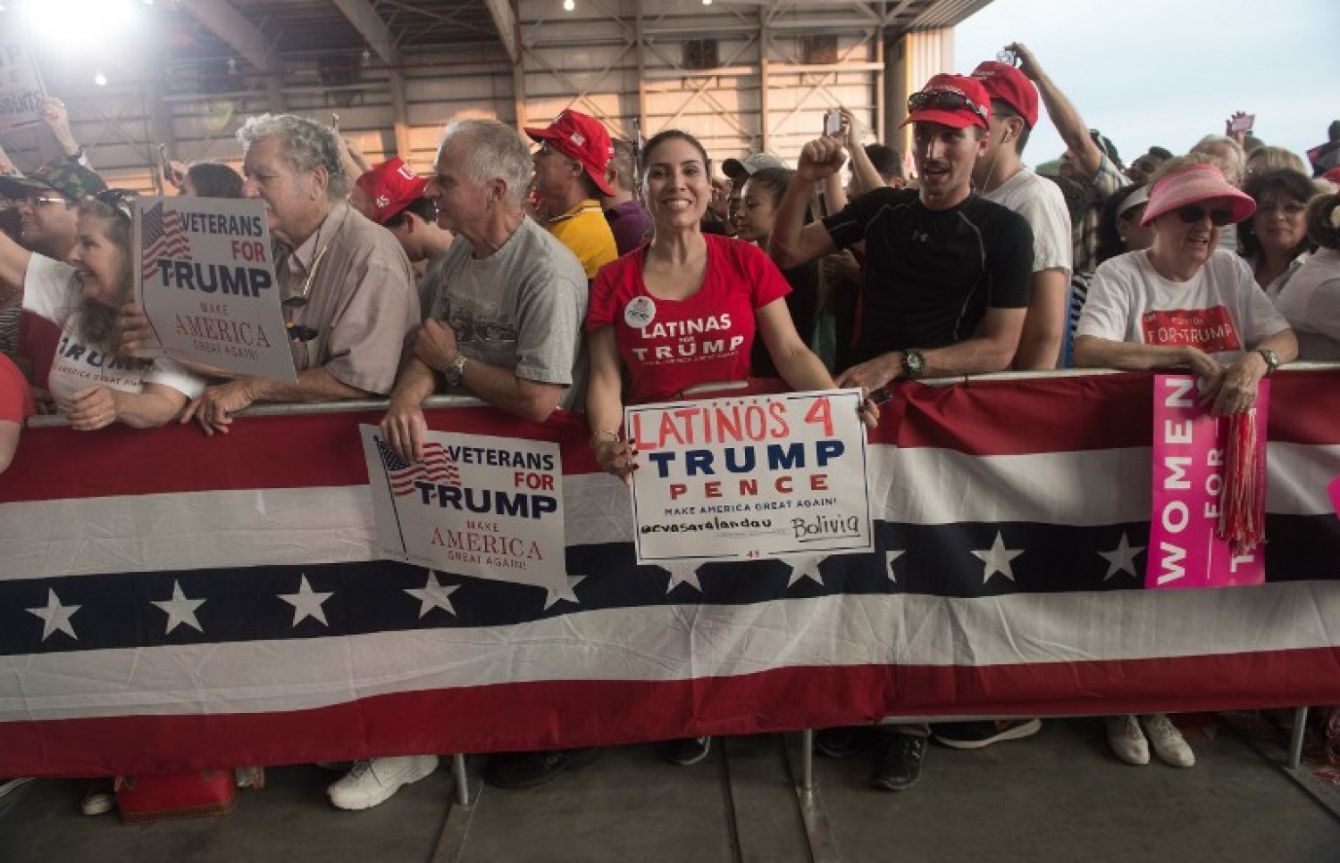 ފްލޮރިޑާގެ މެލްބަން އިންޓަނޭޝަނަލް އެއާޕޯޓުގައި ބޭއްވި އެއްވުމުގައި ރައީސް ޓްރަމްޕުގެ ސަޕޯޓަރުން ތަރުހީބު ދެނީ. --ފޮޓޯ:އޭއެފްޕީ