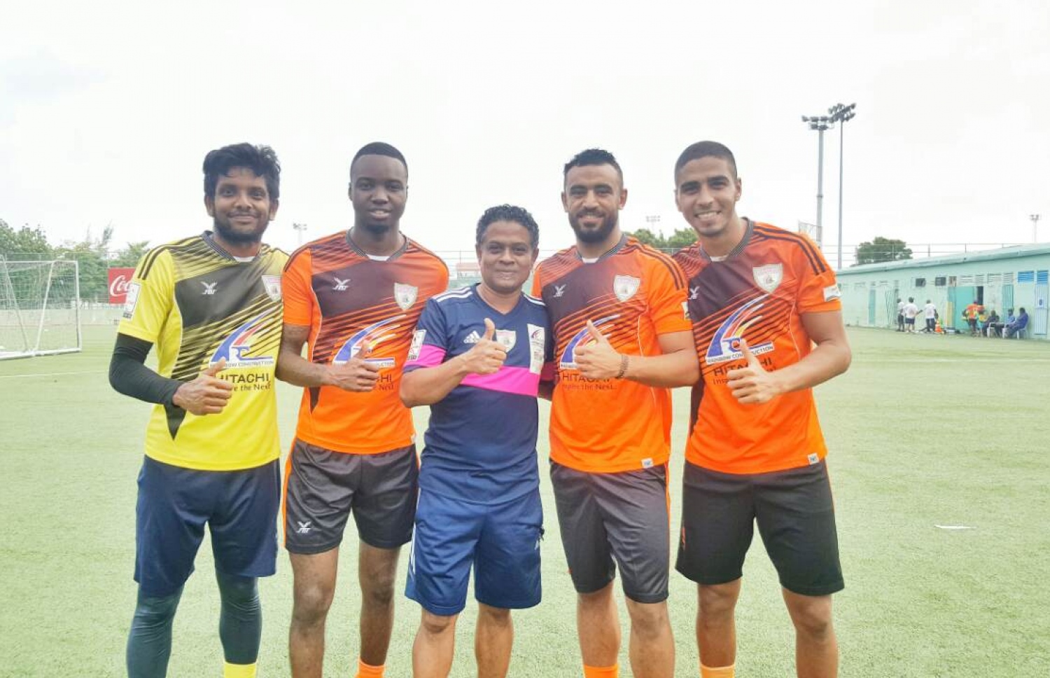 އީގަލްސްގެ ހަތަރު ބިދޭސީ ކުޅުންތެރިން އެ ޓީމުގެ ކޯޗު އިހުސާން އަބްދުލް ގަނީ (ސާންތީ)އާ އެކު: މަޖްދީ (ކ.1)، މަހްމޫދު (ކ.2)، ސާންތީ (މ)، ޑޮނޮވަން (ވ.2) އަދި ސުޖަން (ވ.1).-- ފޮޓޯ: އީގަލްސް