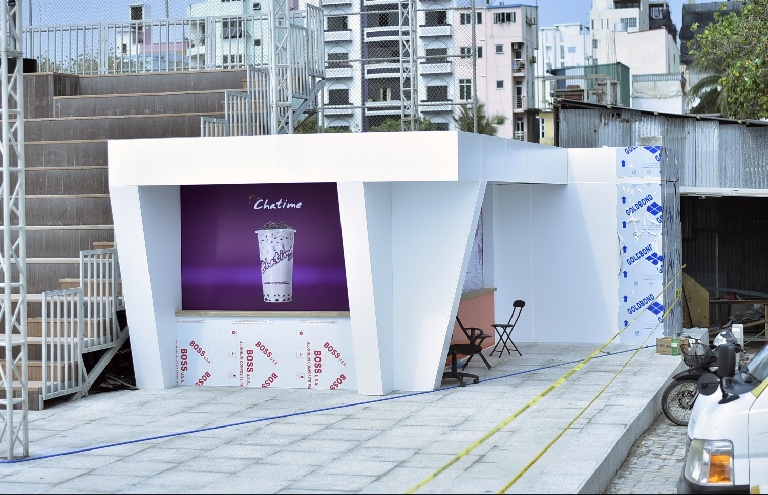 ބްރިޖުގެ މަސައްކަތް ކުރާ ގޮތް ބަލަން އަޅާފައިވާ ޕްލެޓުފޯމު: ކޮންމެ ދުވަހަކު ވެސް ގިނަ އަދަދެއްގެ ބަޔަކު މިތަނަށް ދާ ކަމަށް ސްޓްރާޑާ ކުންފުނިން ބުނޭ. --ފޮޓޯ: ހުސެއިން ވަހީދު/ މިހާރު