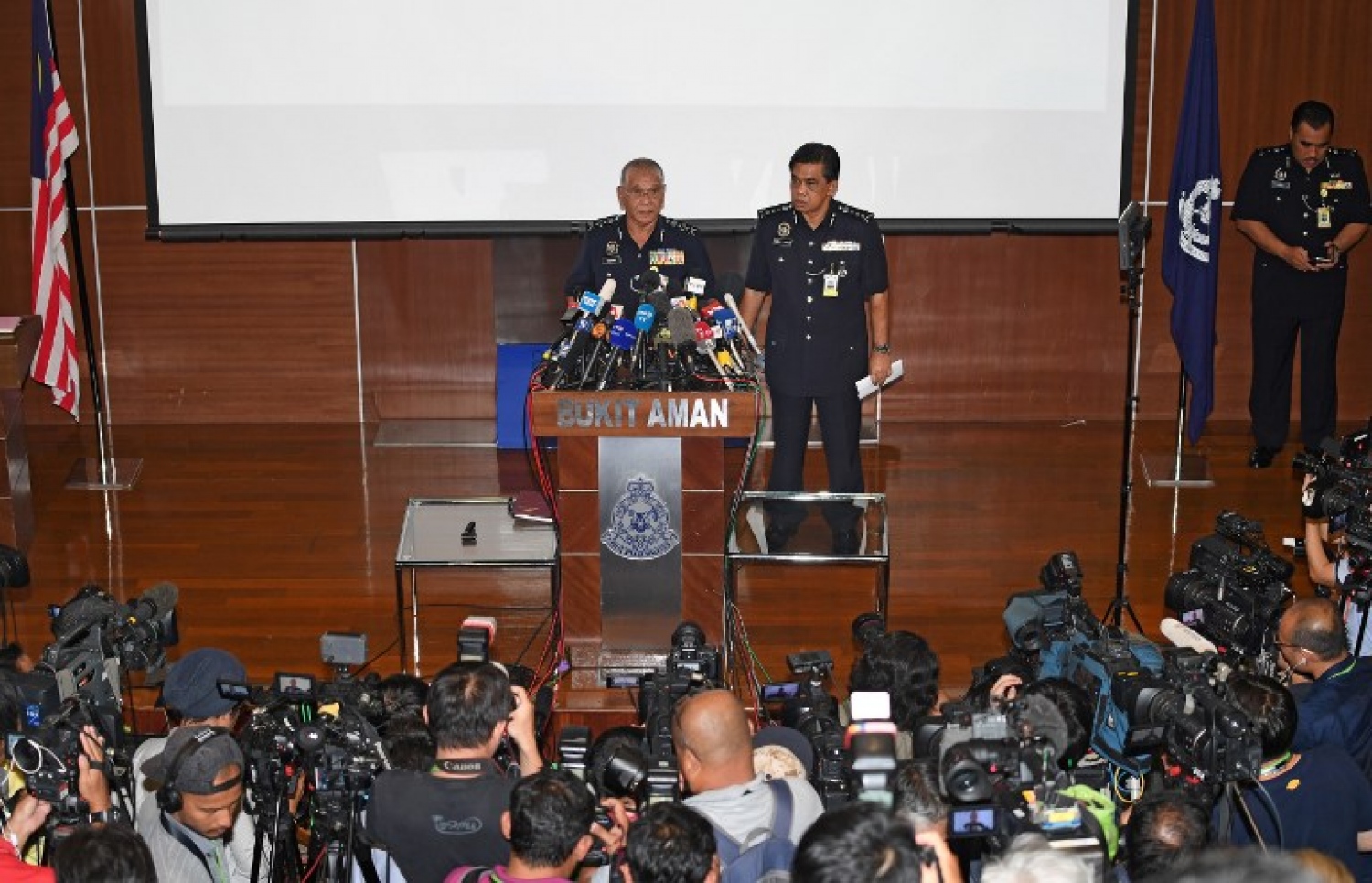 ނޯތު ކޮރެއާގެ ބޭބެ ކިމް ޖޮން-އުންގެ ބޭބެ މަރާ ގުޅޭ ގޮތުން މެލޭޝިއާ ފުލުހުން ނޫސްވެރިންނަށް މައުލޫމާތު ދެނީ. --ފޮޓޯ:އޭއެފްޕީ