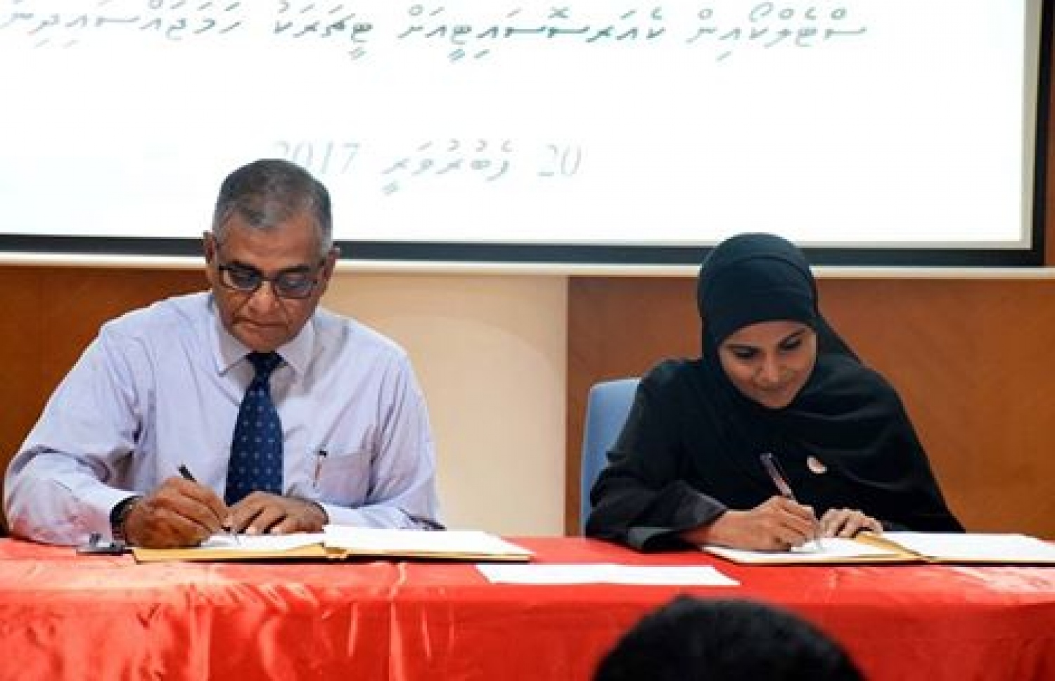 މާލެ: ފެބްރުއަރީ 20، 2017- ސްޓެލްކޯ އިން ކެއާ ސޮސައިޓީ މުވައްޒަފެއްގެ އެއް އަހަރު ދުވަހުގެ މުސާރަ ސްޕޮންސާ ކުރުމާ ގުޅިގެން އެކަމުގެ އެއްބަސްވުމުގައި ސްޓެލްކޯގެ އެމްޑީ ޝުކޫރު (ވ) އަދި ކެއާ ސޮސައިޓީގެ އެގްޒެކެޓިވް ޑިރެކްޓަރު ނައުޝީން ސޮއިކުރައްވަނީ.--- ފޮޓޯ: ސްޓެލްކޯ