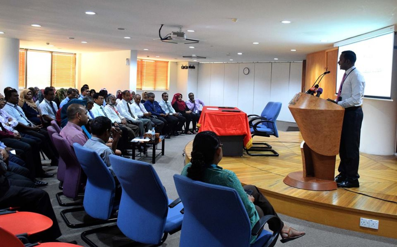 މާލެ: ފެބްރުއަރީ 20، 2017- ސްޓެލްކޯ އިން ކެއާ ސޮސައިޓީ މުވައްޒަފެއްގެ އެއް އަހަރު ދުވަހުގެ މުސާރަ، ސްޕޮންސާ ކުރުމާ ގުޅިގެން އެކަމުގެ އެއްބަސްވުމުގައި ސޮއިކުރުމަށް ސްޓެލްކޯގައި ބޭއްވި ހަފުލާ.--- ފޮޓޯ: ސްޓެލްކޯ