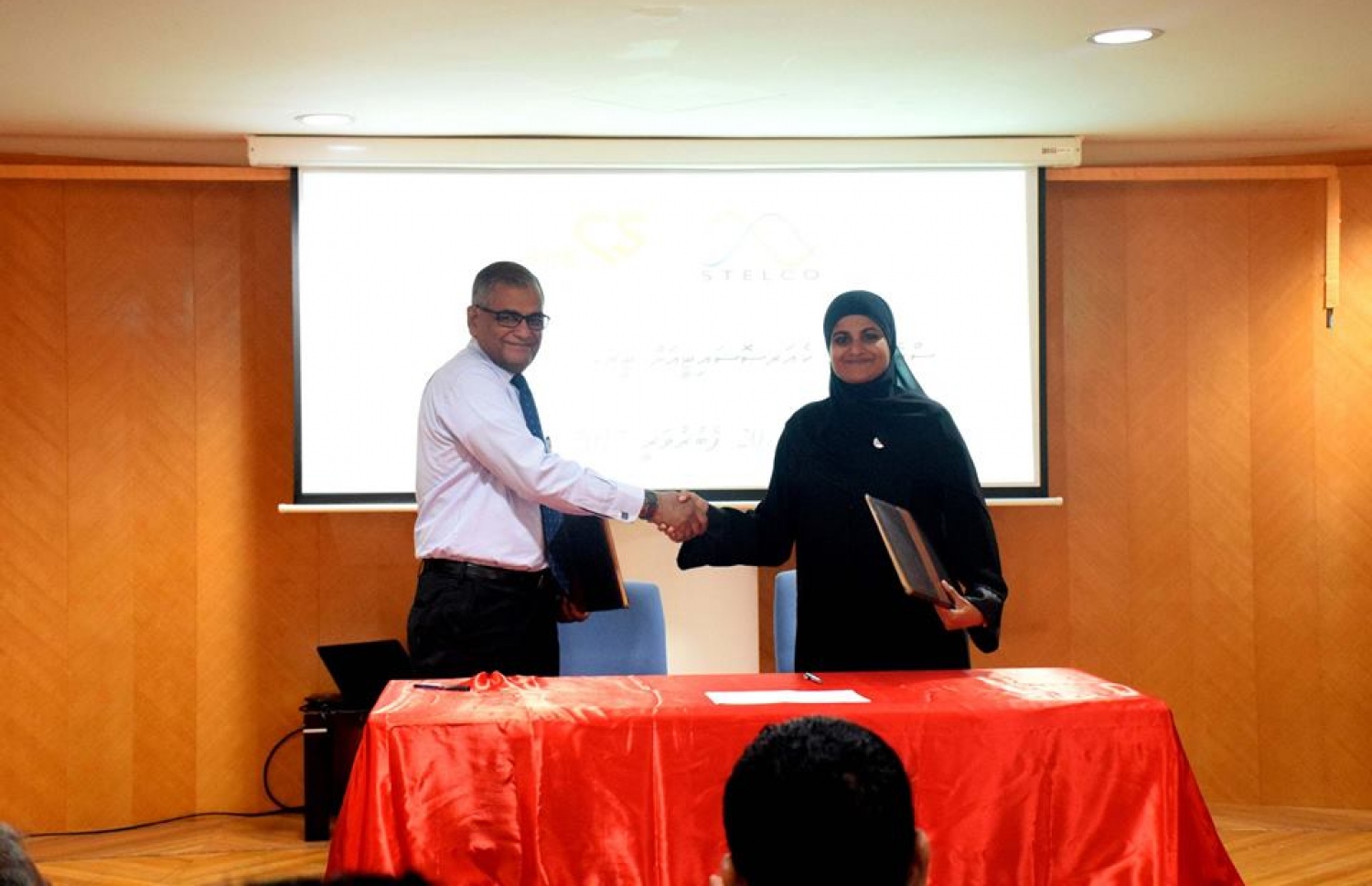 މާލެ: ފެބްރުއަރީ 20، 2017- ސްޓެލްކޯ އިން ކެއާ ސޮސައިޓީ މުވައްޒަފެއްގެ އެއް އަހަރު ދުވަހުގެ މުސާރަ ސްޕޮންސާ ކުރުމާ ގުޅިގެން އެކަމުގެ އެއްބަސްވުމުގައި ސްޓެލްކޯގެ އެމްޑީ ޝުކޫރާއި ކެއާ ސޮސައިޓީގެ އެގްޒެކެޓިވް ޑިރެކްޓަރު ނައުޝީން ސޮއިކުރެއްވުމަށް ފަހު އެއްބަސްވުން ބަދަލުކުރައްވަނީ.--- ފޮޓޯ: ސްޓެލްކޯ