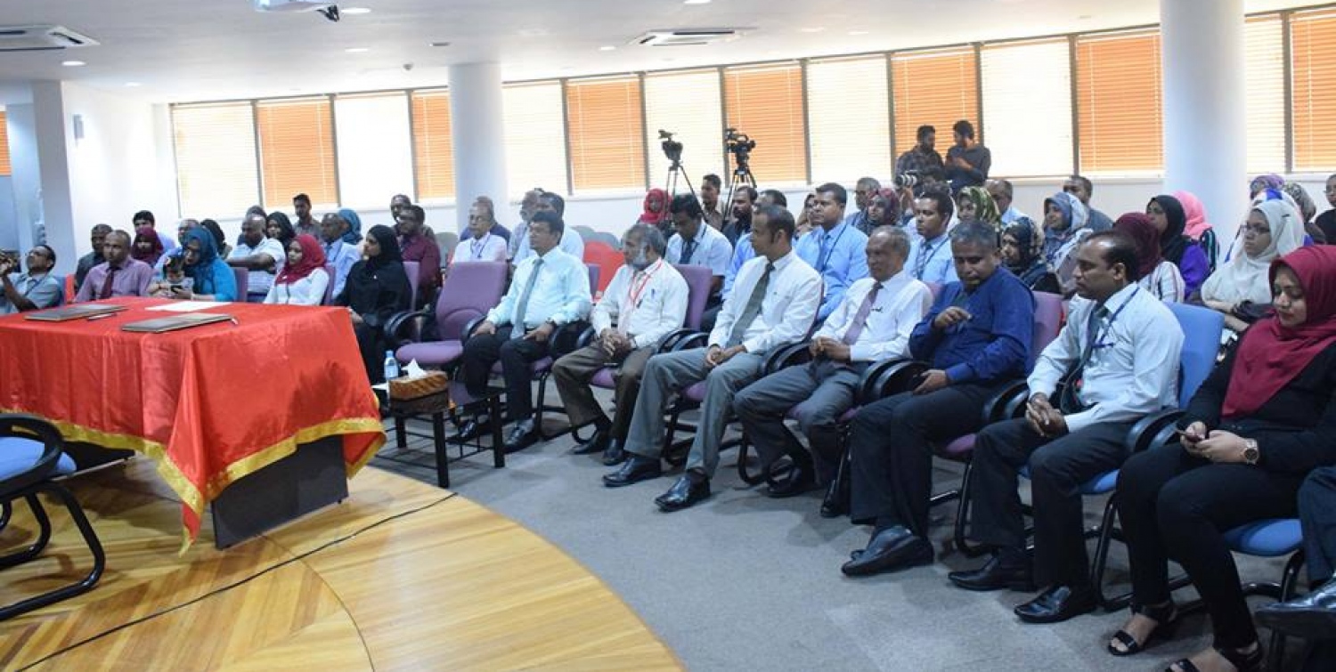 މާލެ: ފެބްރުއަރީ 20، 2017- ސްޓެލްކޯ އިން ކެއާ ސޮސައިޓީ މުވައްޒަފެއްގެ އެއް އަހަރު ދުވަހުގެ މުސާރަ، ސްޕޮންސާ ކުރުމާ ގުޅިގެން އެކަމުގެ އެއްބަސްވުމުގައި ސޮއިކުރުމަށް ސްޓެލްކޯގައި ބޭއްވި ހަފުލާ.--- ފޮޓޯ: ސްޓެލްކޯ