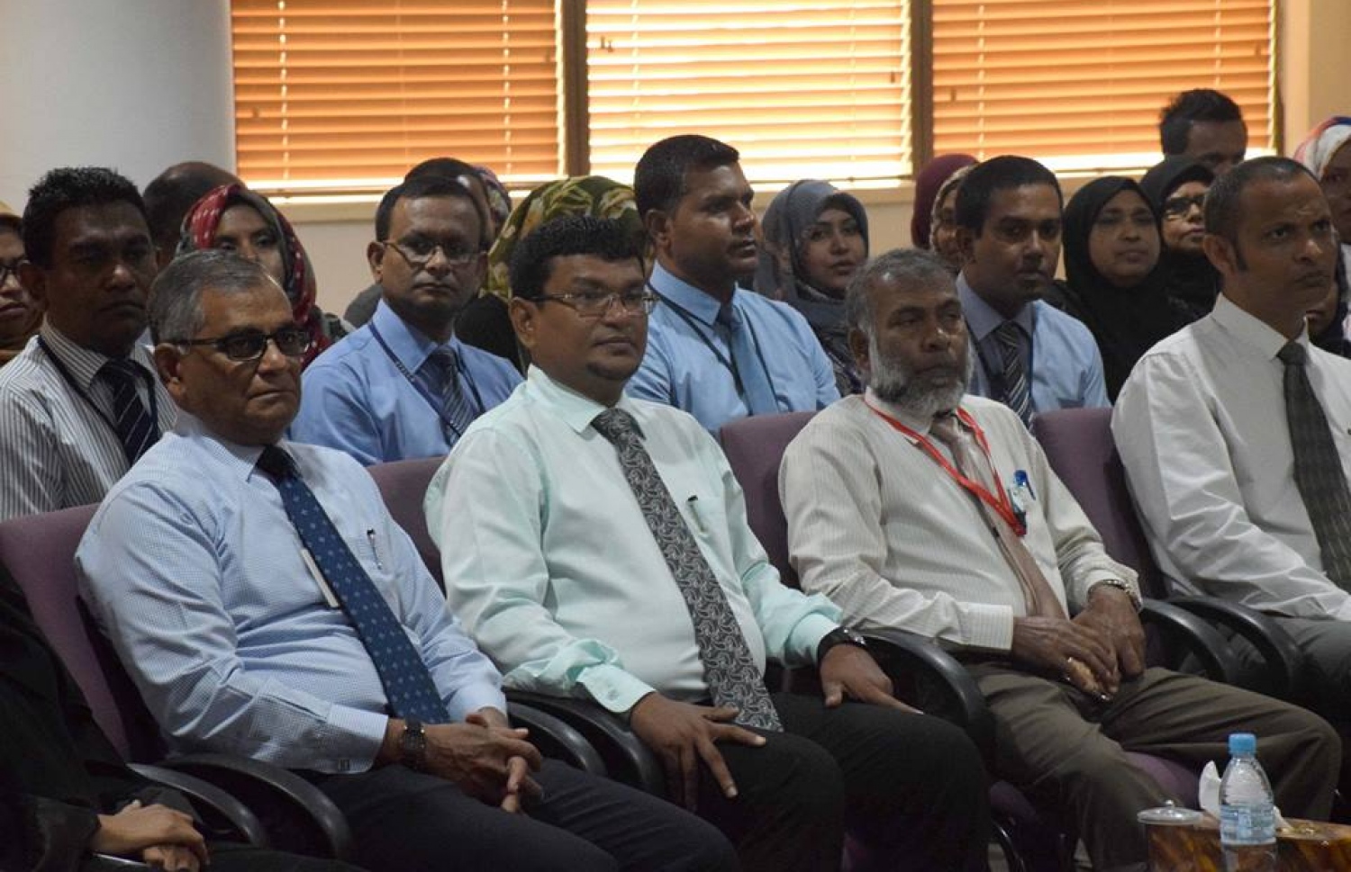 މާލެ: ފެބްރުއަރީ 20، 2017- ސްޓެލްކޯ އިން ކެއާ ސޮސައިޓީ މުވައްޒަފެއްގެ އެއް އަހަރު ދުވަހުގެ މުސާރަ، ސްޕޮންސާ ކުރުމާ ގުޅިގެން އެކަމުގެ އެއްބަސްވުމުގައި ސޮއިކުރުމަށް ސްޓެލްކޯގައި ބޭއްވި ހަފުލާ.--- ފޮޓޯ: ސްޓެލްކޯ