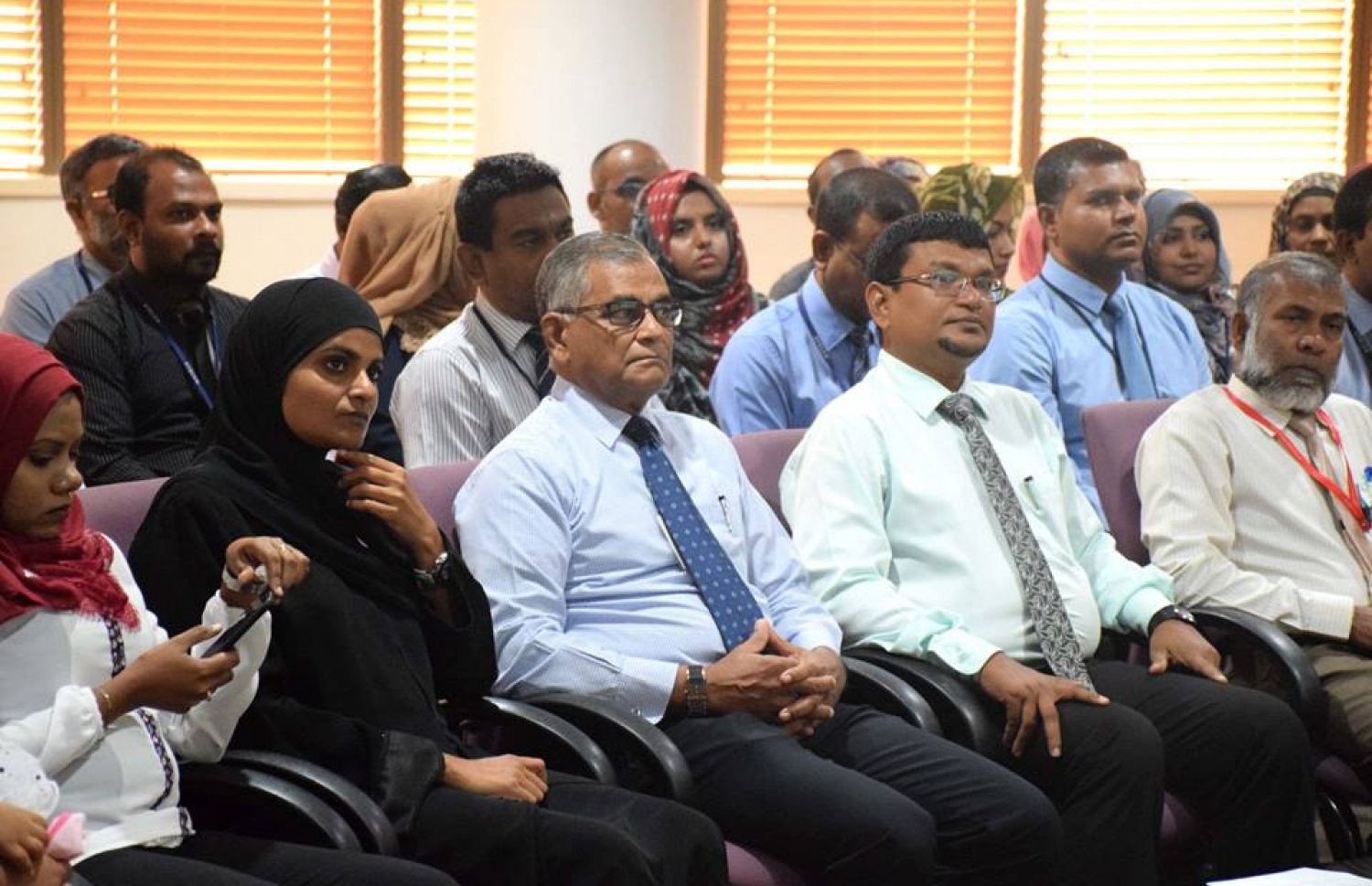 މާލެ: ފެބްރުއަރީ 20، 2017- ސްޓެލްކޯ އިން ކެއާ ސޮސައިޓީ މުވައްޒަފެއްގެ އެއް އަހަރު ދުވަހުގެ މުސާރަ، ސްޕޮންސާ ކުރުމާ ގުޅިގެން އެކަމުގެ އެއްބަސްވުމުގައި ސޮއިކުރުމަށް ސްޓެލްކޯގައި ބޭއްވި ހަފުލާ.--- ފޮޓޯ: ސްޓެލްކޯ