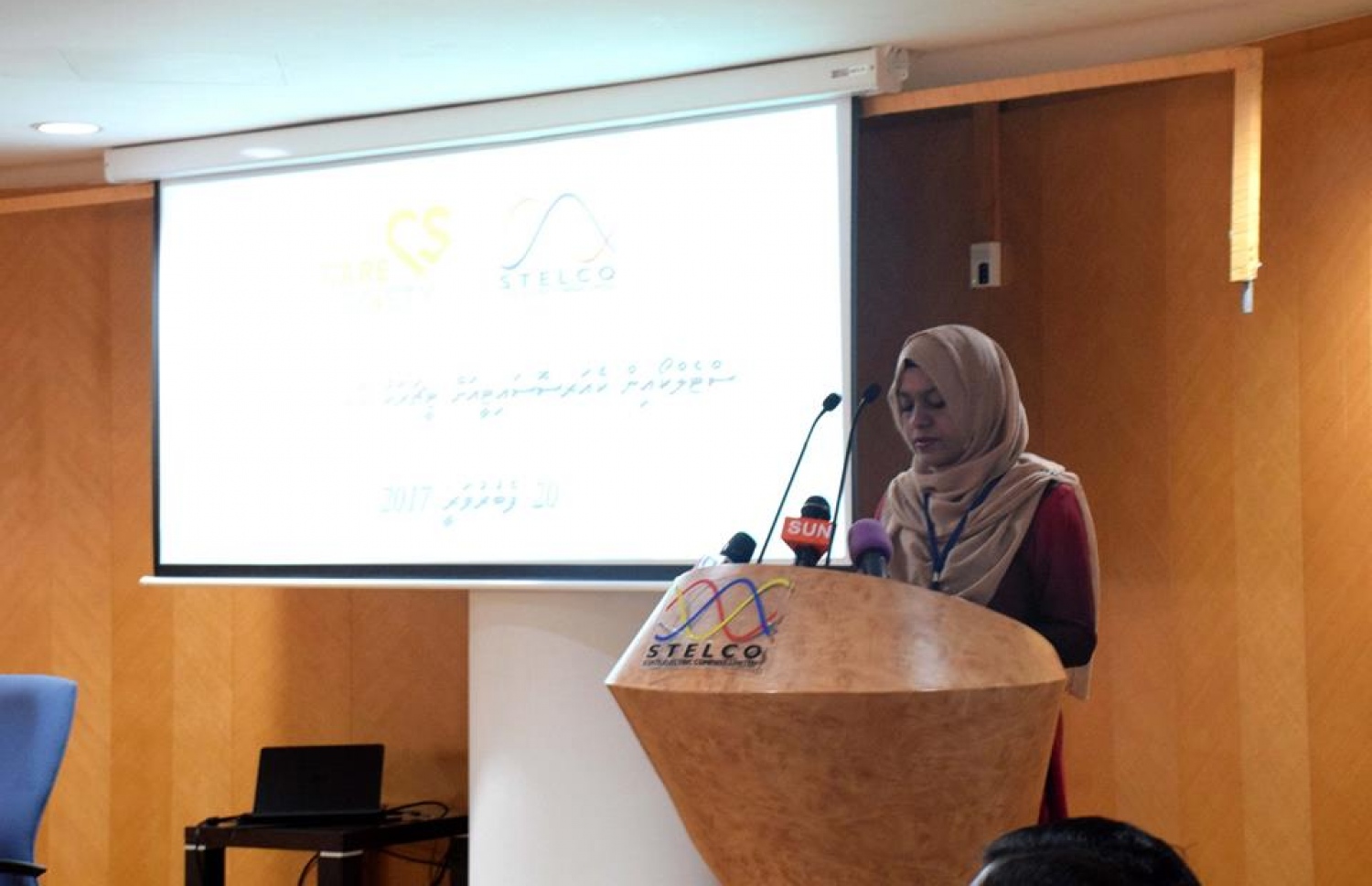 މާލެ: ފެބްރުއަރީ 20، 2017- ސްޓެލްކޯ އިން ކެއާ ސޮސައިޓީ މުވައްޒަފެއްގެ އެއް އަހަރު ދުވަހުގެ މުސާރަ، ސްޕޮންސާ ކުރުމާ ގުޅިގެން އެކަމުގެ އެއްބަސްވުމުގައި ސޮއިކުރުމަށް ސްޓެލްކޯގައި ބޭއްވި ހަފުލާ.--- ފޮޓޯ: ސްޓެލްކޯ