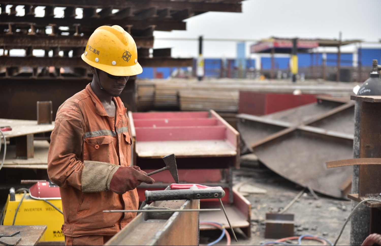 ބްރިޖުގެ މަސައްކަތުގައި ސީސީސީސީގެ މުވައްޒަފަކު ހަރަކާތްތެރިވަނީ. .---ފޮޓޯ: ހުސެއިން ވަހީދު/މިހާރު