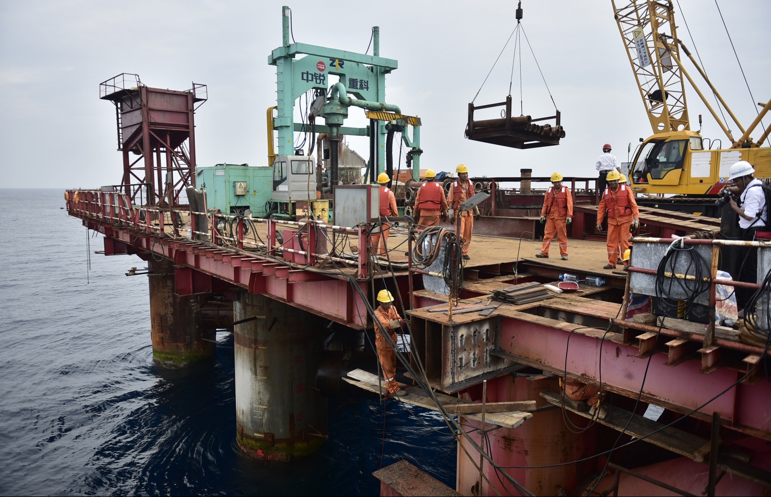 ސީސީސީސީގެ މުވައްޒަފުން ބްރިޖުގެ މަސައްކަތް މިއަދު ކުރަނީ: މިހާރު ކުރަމުން އަންނަނީ ތަނބުތަކަށް ކޮންކްރީޓް އެޅުމުގެ މަސައްކަތް. --ފޮޓޯ: ހުސެއިން ވަހީދު/ މިހާރު