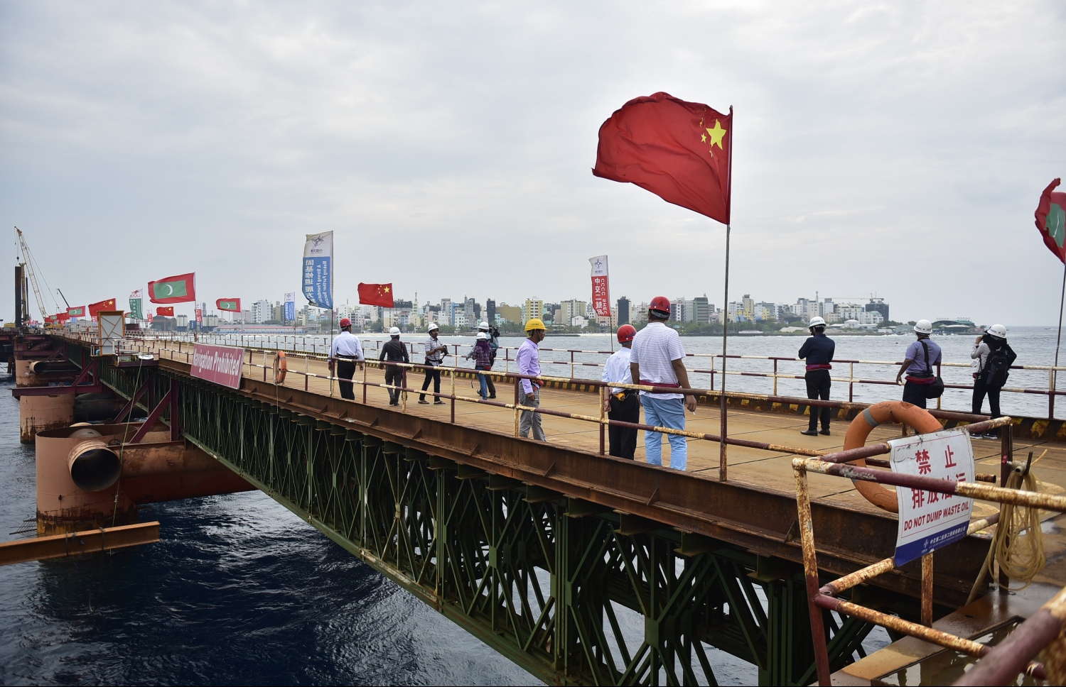 ބްރިޖުގެ މަސައްކަތް ކުރަން އަޅާފައި އޮތް ޕްލެޓް ފޯމު މަތީގައި މިއަދު ނޫސްވެރިން މަޑުކޮށްލައިގެން.---ފޮޓޯ: ހުސެއިން ވަހީދު/ މިހާރު