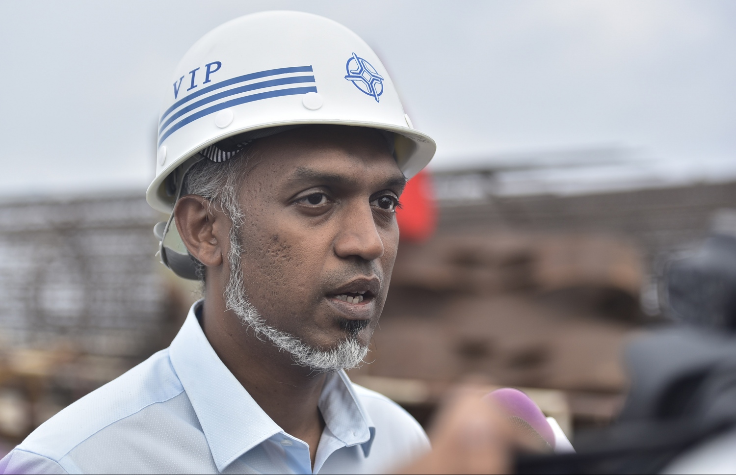 ހައުސިން މިނިސްޓަރު ޑރ. މުހައްމަދު މުއިއްޒު މިއަދު ނޫސްވެރިންނާ ވާހަކަ ދައްކަވަނީ. --ފޮޓޯ: ހުސެއިން ވަހީދު/ މިހާރު