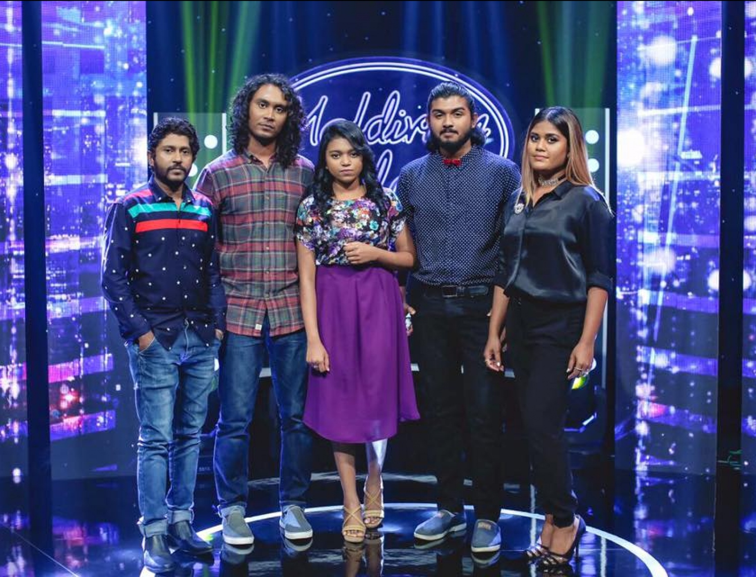 ދެވަނަ ސީޒަނުން ފުރަތަމަ ވަކިވި ދެ ބައިވެރިންނާ އެކު ތިން ޖަޖުން ނެގި ފޮޓޮއެއްގައި އުނޫޝާ (ކ)