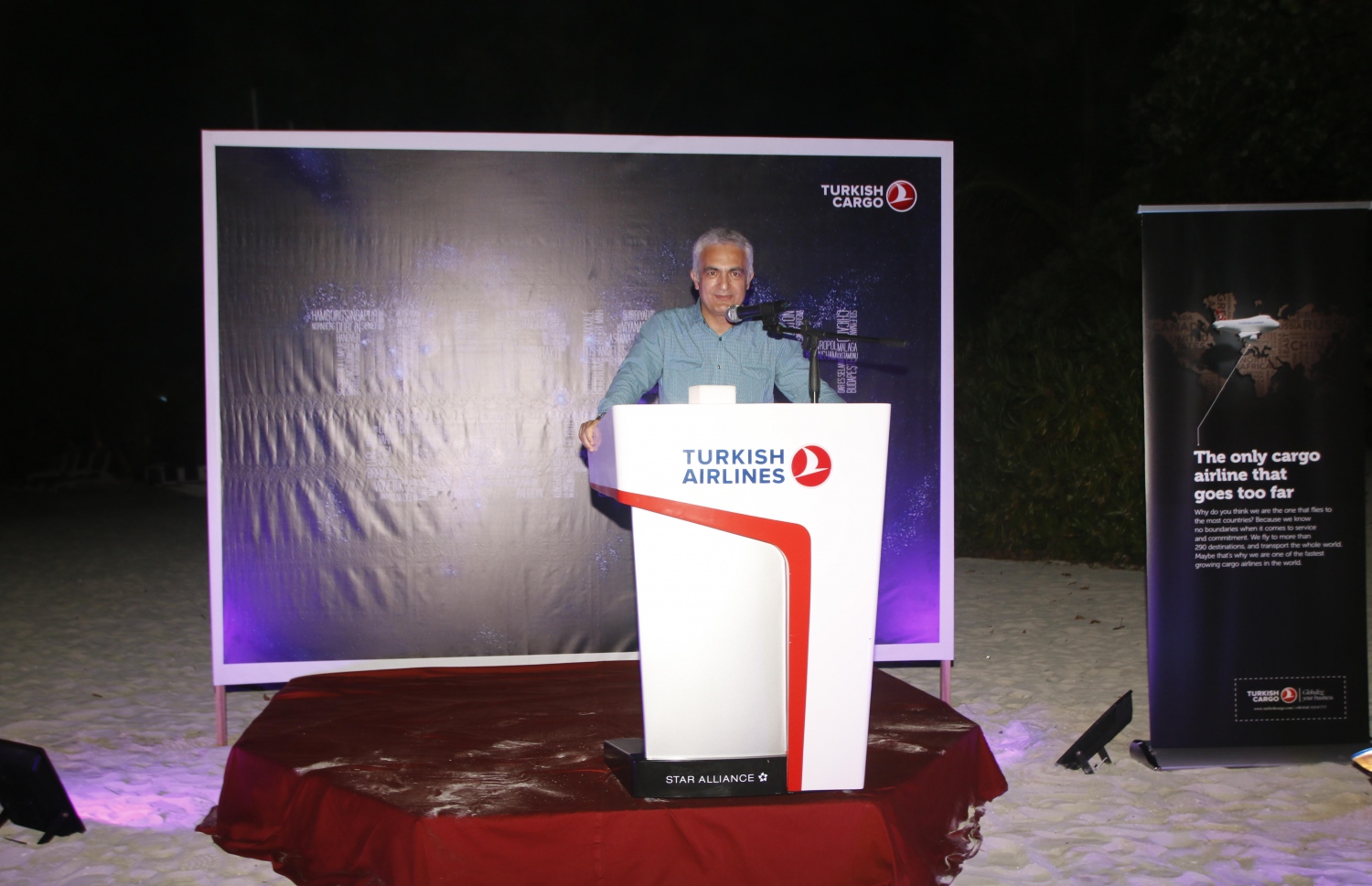 ޓާކިޝް އެއާލައިންގެ ރީޖަނަލް ޑިރެކްޓަރު ހުސެން ޝޭހާން މިރޭގެ ހަފުލާގައި ވާހަކަ ދައްކަވަނީ.---ފޮޓޯ: ޓާކިޝް އެއާލައިން