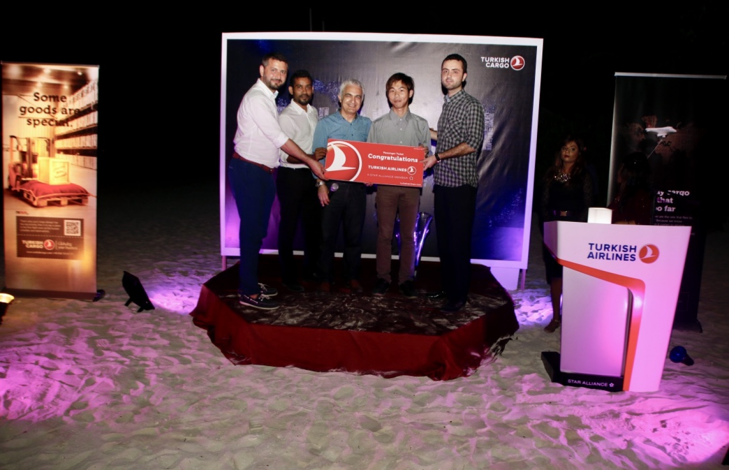 ޝެރެޓަން މޯލްޑިވްސް ފުލްމޫން ރިސޯޓު: ފެބްރުއަރީ 20، 2017: ޓާކިޝް ކާގޯ މެދުވެރިކޮށް މިދިޔަ އަހަރު އެންމެ ގިނަ މަސް އެކްސްޕޯޓްކުރި ކުންފުނިތަކަށް އެވޯޑް ދިނުމަށް ޝެރެޓަން މޯލްޑިވްސް ފުލްމޫން ރިސޯޓުގައި ބޭއްވި ހަފުލާގެ ތެރެއިން.-- ފޮޓޯ: ޓާކިޝް އެއާލައިން