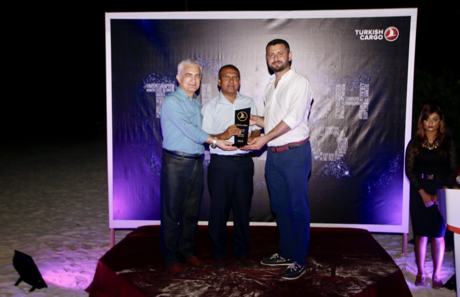 ޝެރެޓަން މޯލްޑިވްސް ފުލްމޫން ރިސޯޓު: ފެބްރުއަރީ 20، 2017: ޓާކިޝް ކާގޯ މެދުވެރިކޮށް މިދިޔަ އަހަރު އެންމެ ގިނަ މަސް އެކްސްޕޯޓްކުރި ކުންފުނިތަކަށް އެވޯޑް ދިނުމަށް ޝެރެޓަން މޯލްޑިވްސް ފުލްމޫން ރިސޯޓުގައި ބޭއްވި ހަފުލާގެ ތެރެއިން.-- ފޮޓޯ: ޓާކިޝް އެއާލައިން