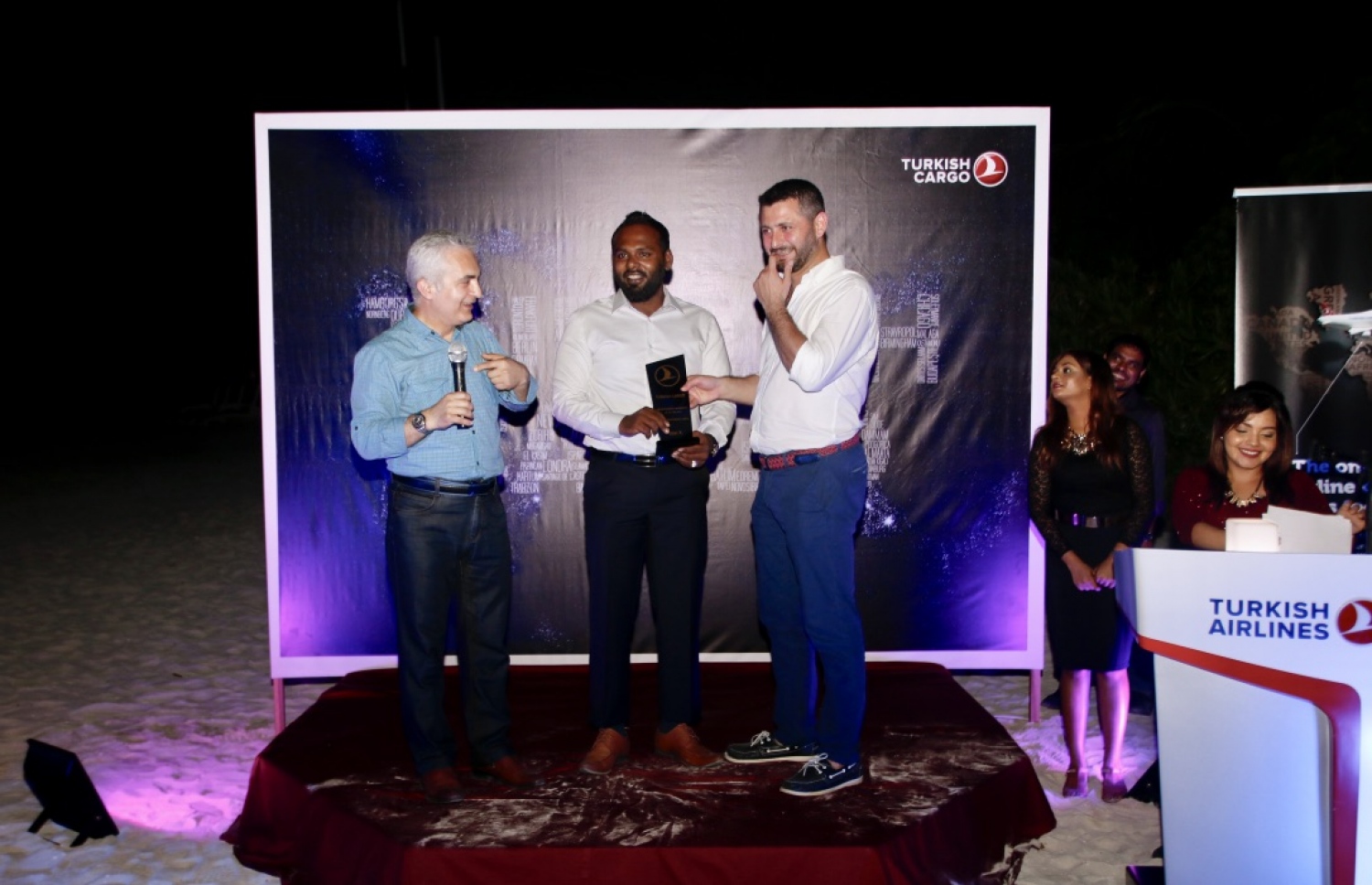 ޝެރެޓަން މޯލްޑިވްސް ފުލްމޫން ރިސޯޓު: ފެބްރުއަރީ 20، 2017: ޓާކިޝް ކާގޯ މެދުވެރިކޮށް މިދިޔަ އަހަރު އެންމެ ގިނަ މަސް އެކްސްޕޯޓްކުރި ކުންފުނިތަކަށް އެވޯޑް ދިނުމަށް ޝެރެޓަން މޯލްޑިވްސް ފުލްމޫން ރިސޯޓުގައި ބޭއްވި ހަފުލާގެ ތެރެއިން.-- ފޮޓޯ: ޓާކިޝް އެއާލައިން