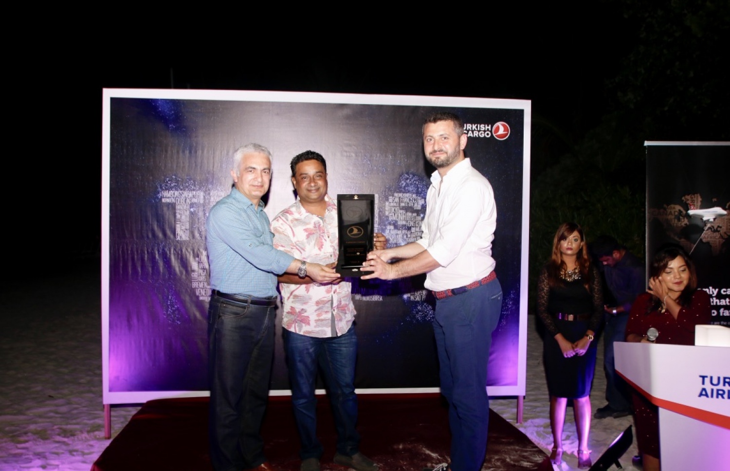 ޝެރެޓަން މޯލްޑިވްސް ފުލްމޫން ރިސޯޓު: ފެބްރުއަރީ 20، 2017: ޓާކިޝް ކާގޯ މެދުވެރިކޮށް މިދިޔަ އަހަރު އެންމެ ގިނަ މަސް އެކްސްޕޯޓްކުރި ކުންފުނިތަކަށް އެވޯޑް ދިނުމަށް ޝެރެޓަން މޯލްޑިވްސް ފުލްމޫން ރިސޯޓުގައި ބޭއްވި ހަފުލާގެ ތެރެއިން.-- ފޮޓޯ: ޓާކިޝް އެއާލައިން