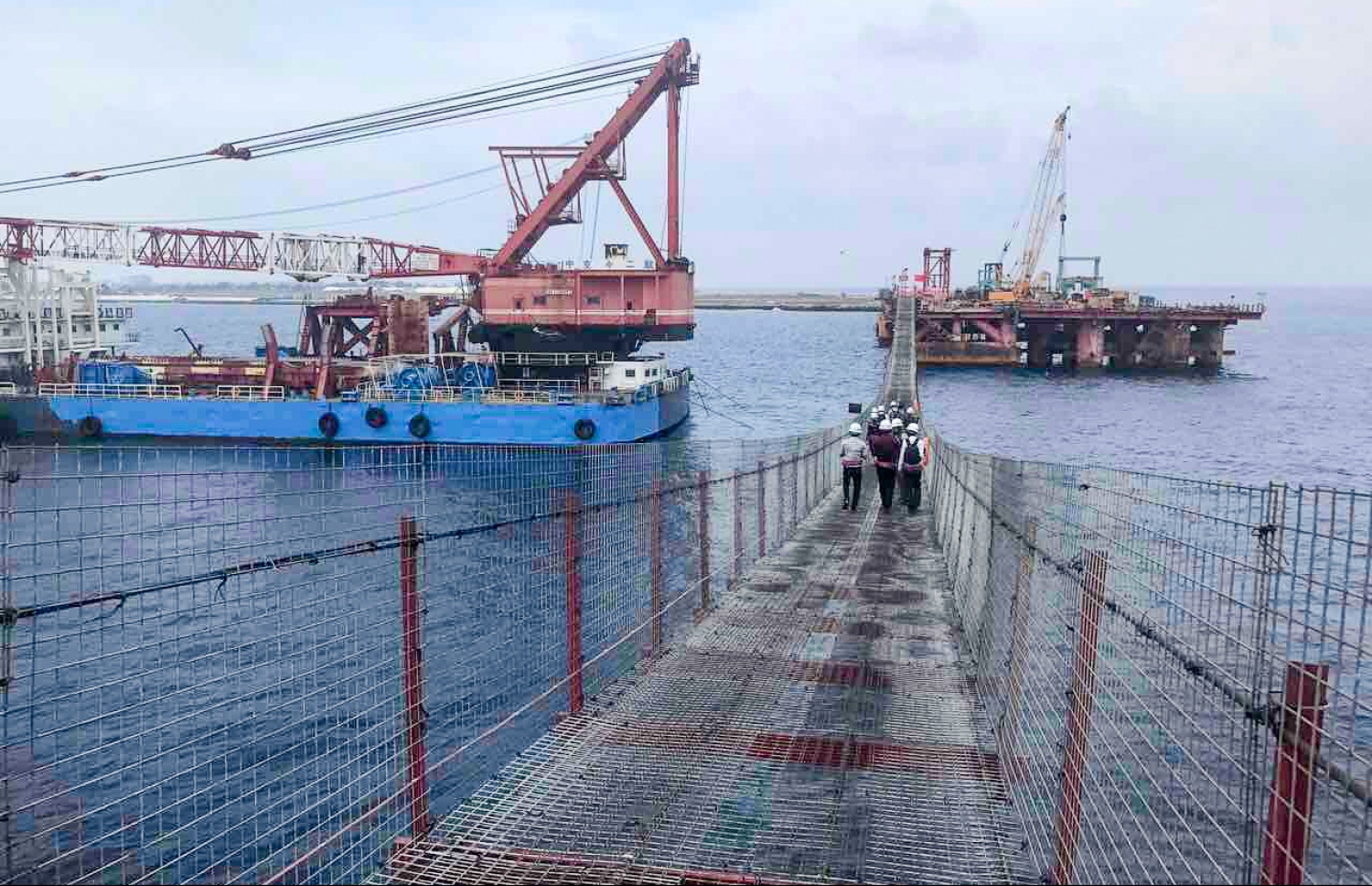 މާލެ އިން ހުޅުލެ އަށް ފައިމަގުގައި ދެވޭ ގޮތަށް ޕްލެޓްފޯމު ސަސްޕެންޝަން ބްރިޖަކުން ގުޅުވާލާފައި. --ފޮޓޯ: ހުސެއިން ވަހީދު/ މިހާރު