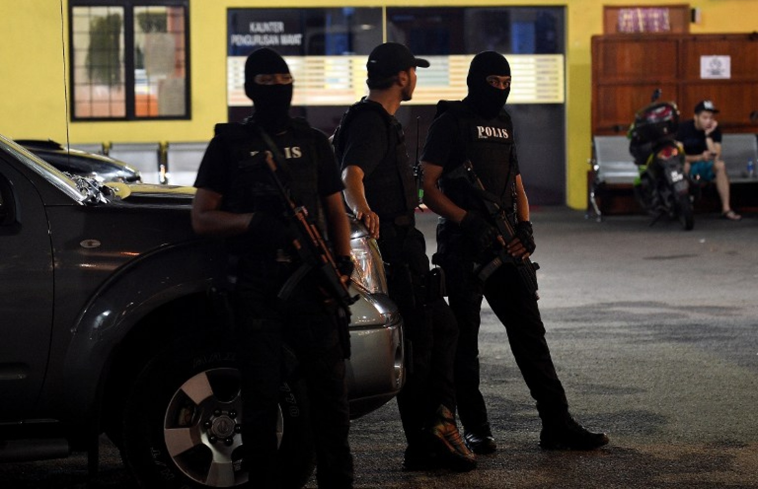 ކުއާލަ ލަމްޕޫރު އެއާޕޯޓުގައި މަރާލި ނޯތު ކޮރެއާގެ ލީޑަރު ކިމް ޖޮން-އުންގެ ބޭބެ ކިމް ޖޮން-ނަމްގެ ހަށިގަނޑު އޮތް ހޮސްޕިޓަލުގައި މެލޭޝިއާ ފުލުހުން ސަލާމަތީ ކަންކަން ބަލަހައްޓަނީ. --ފޮޓޯ:އޭއެފްޕީ