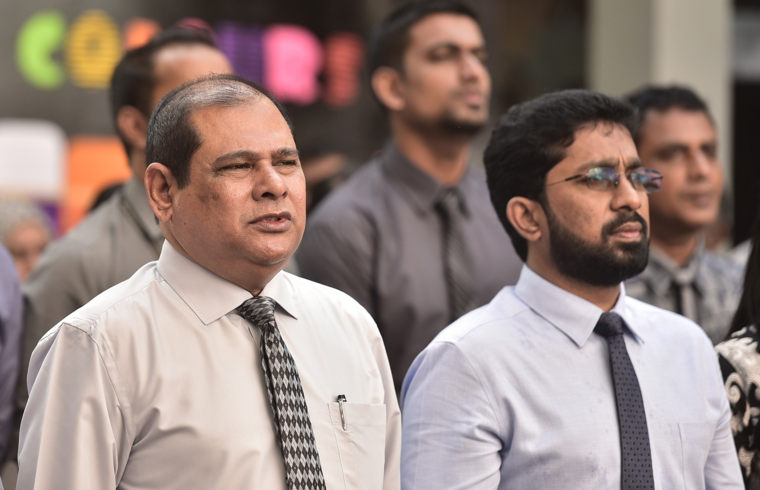 ފެބްރުއަރީ 21، 2017- އަހްމަދިއްޔާ އިންޓަނޭޝަނަލް ސްކޫލުގެ 35 ވަނަ އަހަރީ ދުވަސް ފާހަގަ ކުރުމަަށް އެ ސުކޫލްގައި ބޭއްވި ހާއްސަ އެސެމްބްލީގައި ހޯމް މިނިސްޓަރު އަޒްލީން އަހުމަދު (ކ) އަދި ސްކޫލުގެ ޕްރިންސިޕަލް މުހައްމަދު ރަޝީދު ބައިވެރިވެވަޑައިގަންނަވަނީ.---ފޮޓޯ: ހުސެއިން ވަހީދު/މިހާރު