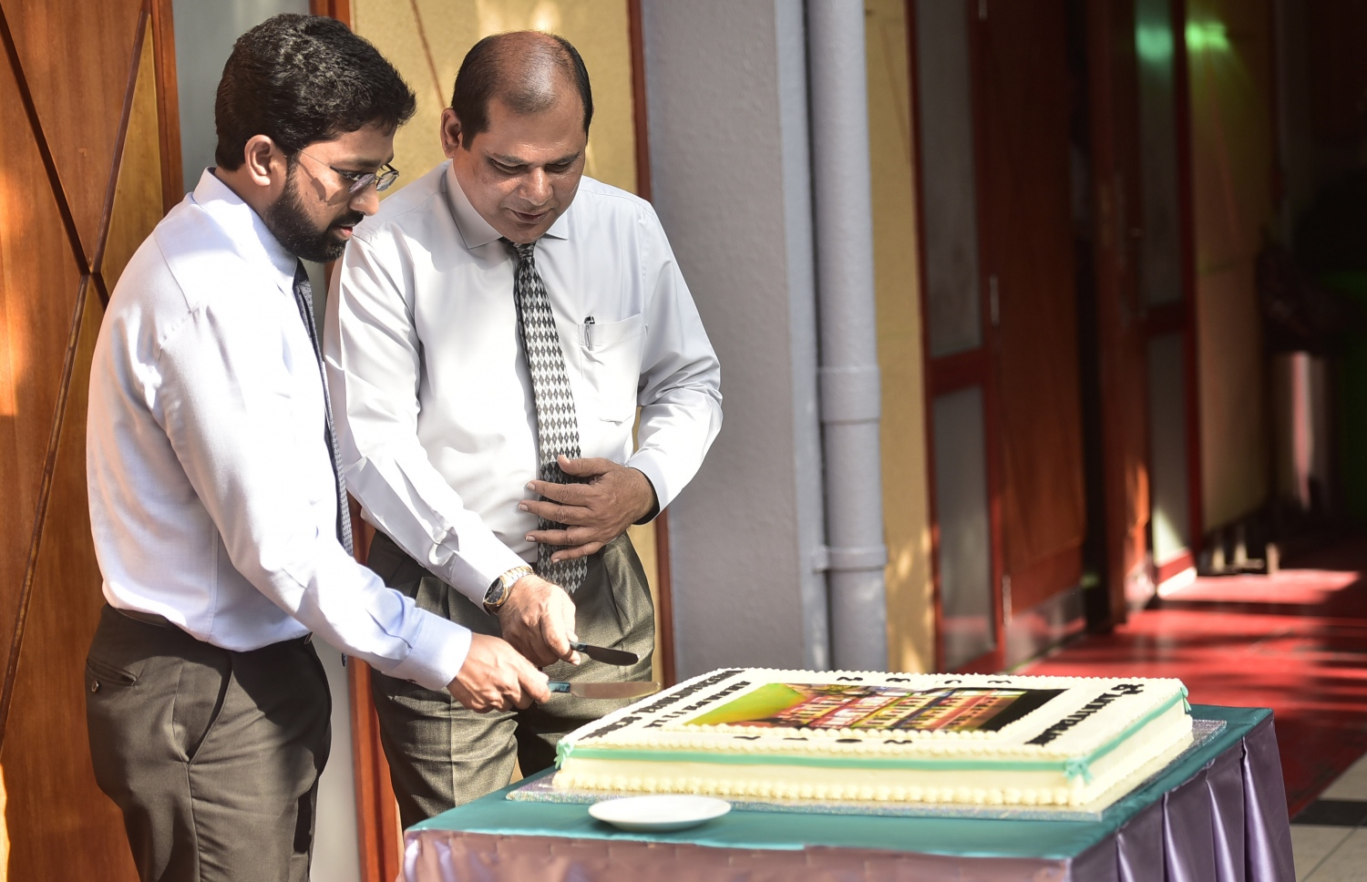 ފެބްރުއަރީ 21، 2017- އަހްމަދިއްޔާ އިންޓަނޭޝަނަލް ސްކޫލުގެ 35 ވަނަ އަހަރީ ދުވަހުގެ ކޭކް ހޯމް މިނިސްޓަރު އަޒްލީން އަހުމަދު (ވ) އަދި ސްކޫލުގެ ޕްރިންސިޕަލް މުހައްމަދު ރަޝީދު ފަޅުއްވައި ދެއްވަނީ.---ފޮޓޯ: ހުސެއިން ވަހީދު/މިހާރު