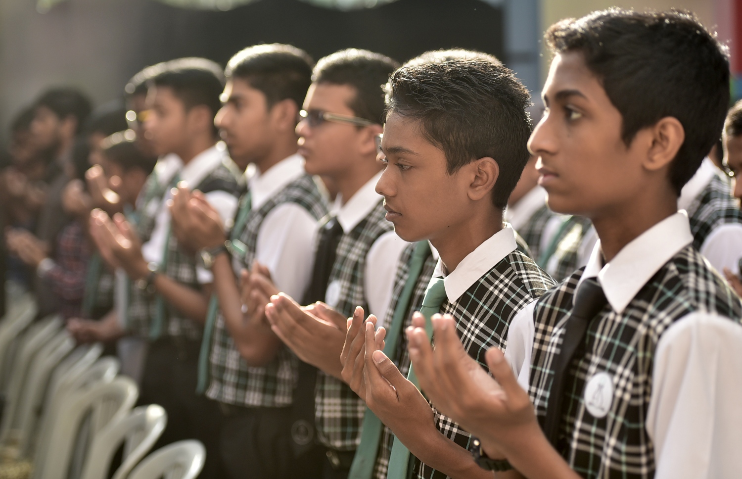 ފެބްރުއަރީ 21، 2017- އަހްމަދިއްޔާ އިންޓަނޭޝަނަލް ސްކޫލުގެ 35 ވަނަ އަހަރީ ދުވަސް ފާހަގަ ކުރުމަަށް އެ ސުކޫލްގައި ބޭއްވި ހާއްސަ އެސެމްބްލީގައި ކުދިންތަކެއް ދުއާ އަށް އަތް އުފުލާލައިގެން---ފޮޓޯ: ހުސެއިން ވަހީދު/މިހާރު