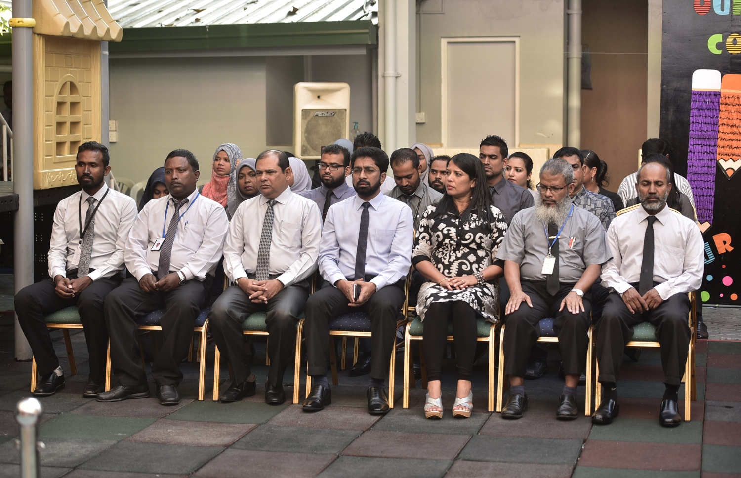 އަހްމަދިއްޔާ އިންޓަނޭޝަނަލް ސްކޫލުގެ 35 ވަނަ އަހަރީ ދުވަސް ފާހަގަ ކުރަން އެ ސުކޫލު ގައި މިއަދު ހެނދުނު ބޭއްވި އެސެމްބްލީގައި ހޯމް މިނިސްޓަރު އަޒްލީން (މ) އަދި އެ ސްކޫލުގެ އިސްބޭފުޅުން ބައިވެރިވެވަޑައިގަންނަވަނީ.---ފޮޓޯ: ހުސެއިން ވަހީދު/ މިހާރު