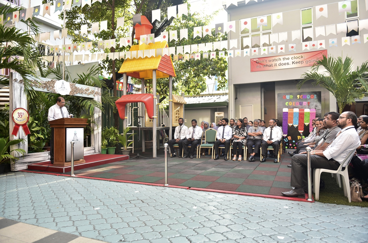 ފެބްރުއަރީ 21، 2017- އަހްމަދިއްޔާ އިންޓަނޭޝަނަލް ސްކޫލުގެ 35 ވަނަ އަހަރީ ދުވަސް ފާހަގަ ކުރުމަަށް އެ ސުކޫލްގައި ބޭއްވި ހާއްސަ އެސެމްބްލީގައި އެ ސްކޫލުގެ ޕްރިންސިޕަލް މުހައްމަދު ރަޝީދު ވާހަކަ ދައްކަވަނީ.---ފޮޓޯ: ހުސެއިން ވަހީދު/މިހާރު