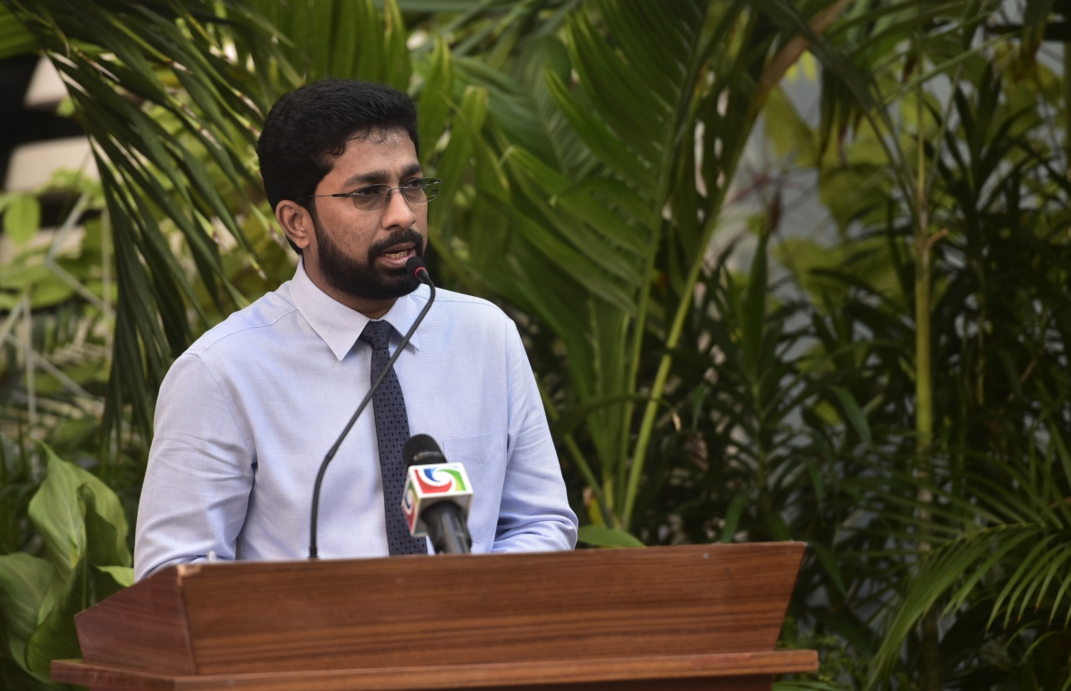 ފެބްރުއަރީ 21، 2017- އަހްމަދިއްޔާ އިންޓަނޭޝަނަލް ސްކޫލުގެ 35 ވަނަ އަހަރީ ދުވަސް ފާހަގަ ކުރުމަަށް އެ ސުކޫލްގައި ބޭއްވި ހާއްސަ އެސެމްބްލީގައި ހޯމް މިނިސްޓަރު އަޒްލީން ވާހަކަ ދައްކަވަނީ.---ފޮޓޯ: ހުސެއިން ވަހީދު/މިހާރު