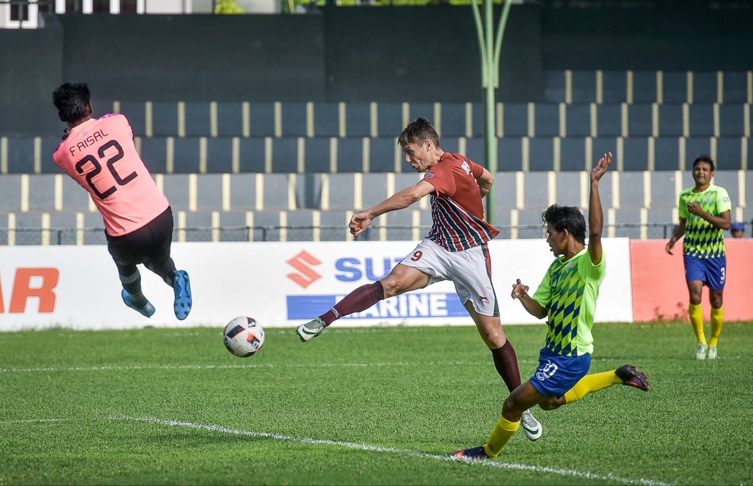 މޯހަން ބަގާންގެ ޑަފީ ގޯލް ޖަހަނީ. --ފޮޓޯ: ނިޝާން އަލީ/ މިހާރު