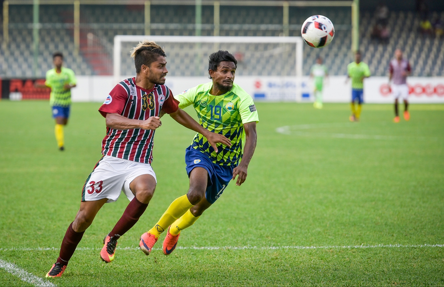 ވެލެންސިއާގެ ހިސާމް (ކ) އާއި މޯހަން ބަގާންގެ ޕްރަބިރް ބޯޅައަށް މަސައްކަތްކުރަނީ. --ފޮޓޯ: ނިޝާން އަލީ/ މިހާރު