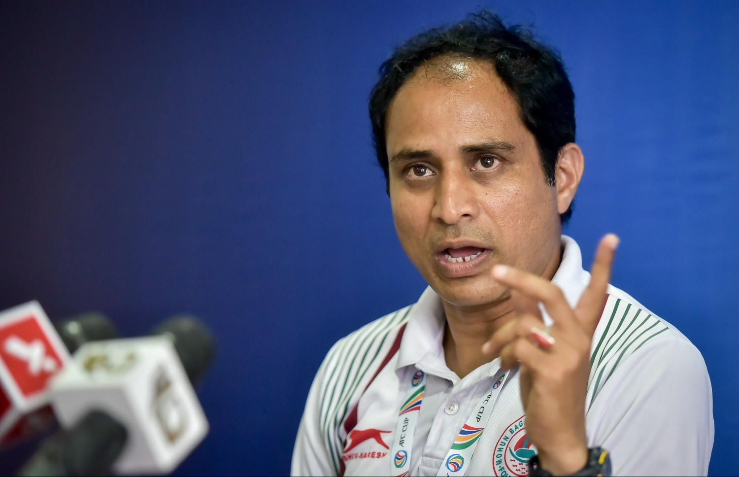 މެޗަށް ފަހު މޯހަން ބާގަންގެ އެސިސްޓަންޓް ކޯޗު ޝަންކަރުލާލް ވާހަކަ ދައްކަނީ. -- ފޮޓޯ: ނިޝާން އަލީ/ މިހާރު