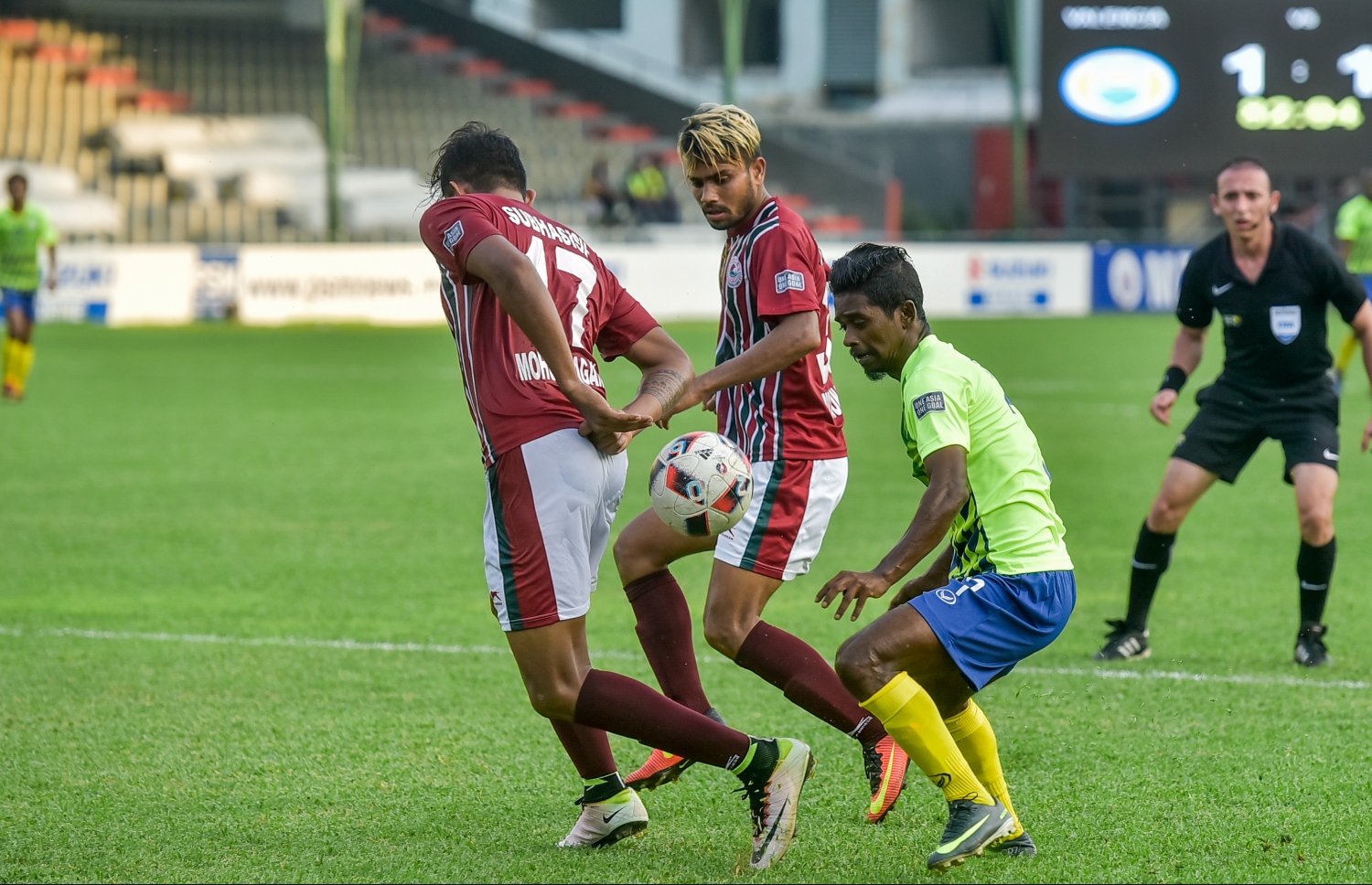 މޯހަން ބަގާން އާއި ވެލެންސިއާ މާލޭގައި ކުޅުނު މެޗުގެ ތެރެއިން: ވެލެންސިއާގެ ރިލޭ (ކ) މޯހަން ބަގާން ދެ ކުޅުންތެރިން ކައިިރިން ބޯޅަ ހިފައިގެންދަނީ.-- ފޮޓޯ: ނިޝާން އަލީ/ މިހާރު