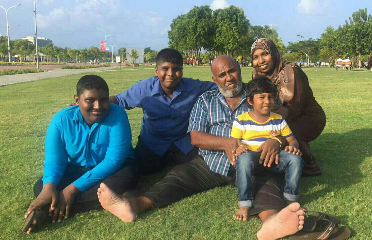 ނަބީހު (ވ) އޭނާގެ ދެ ކޮއްކޮ އާއި މަންމަ އަދި ބައްޕަ އާއެކު ފޮޓޯއަކަށް ހުއްޓިލައިގެން: ގައުމީ ގުރުއާން މުބާރާތްތަކުގައި ވެސް ބައިވެރިވެ ފަހުރުވެރި ވަނަތައް އަންނަނީ ހޯދަމުން.