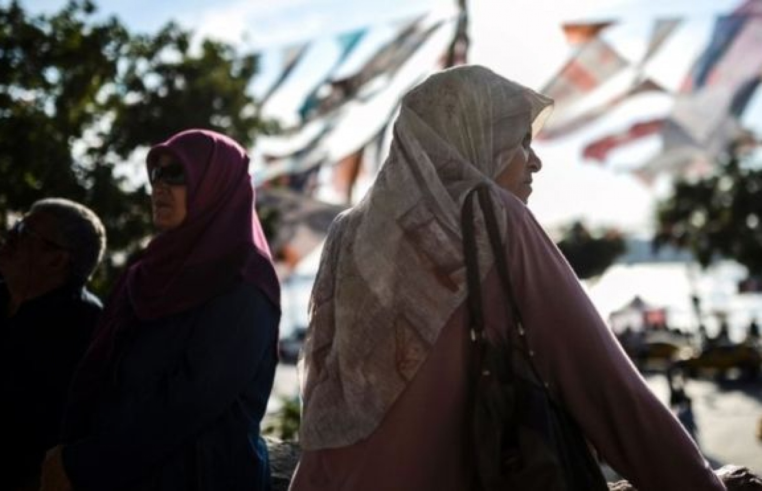 ސުންނީ މުސްލިމުން ގިނަ ތުރުކީގެ ގިނަ އަންހެނުން މިހާރު ބުރުގާ އަޅާ. --ފޮޓޯ:އޭއެފްޕީ