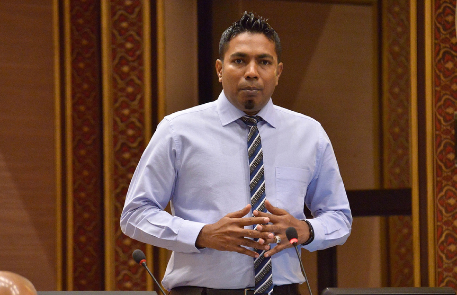 މުބީން. އޭނާ ހިތްހަމަޖެހިވަޑައިނުގަތީ ނޫސްވެރިއަކު ކުރެއްވި ސުވާލަކާ ގުޅިގެން.