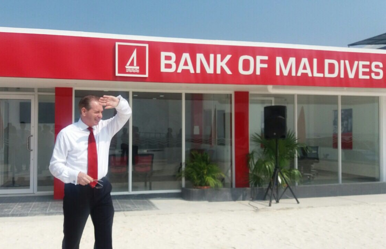 ހއ. ހޯރަފުށި: ފެބްރުއަރީ 23، 2017: ބޭންކް އޮފް މޯލްޑިވްސްގެ ހޯރަފުށީ ބްރާންޗު ހުޅުވުމަށް އެރަށުގައި ބޭއްވި ރަސްމިއްޔާތުގައި އެންޑްރޫ ހީލީ ބައިވެރިވެ ވަޑައިގަންނަވަނީ.-- ފޮޓޯ: ބީއެމްއެލް