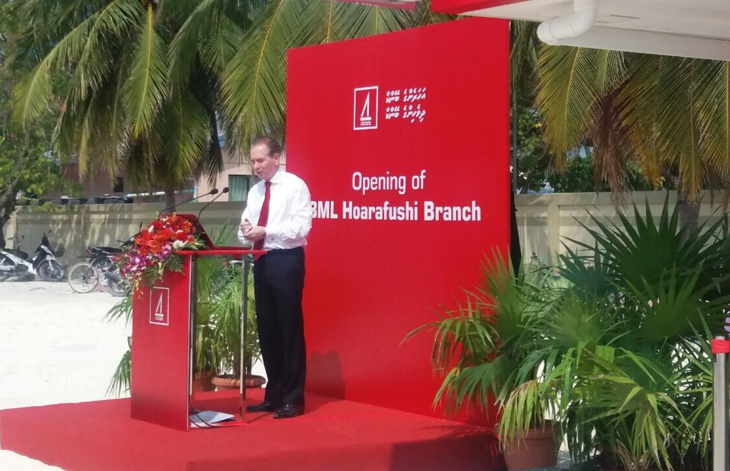 ހއ. ހޯރަފުށި: ފެބްރުއަރީ 23، 2017: ބޭންކް އޮފް މޯލްޑިވްސްގެ ހޯރަފުށީ ބްރާންޗު ހުޅުވުމަށް އެރަށުގައި ބޭއްވި ރަސްމިއްޔާތުގައި ބީއެމްއެލްގެ ސީއީއޯ އެންޑްރޫ ހީލީ ވާހަކަ ދައްކަވަނީ.-- ފޮޓޯ: ބީއެމްއެލް
