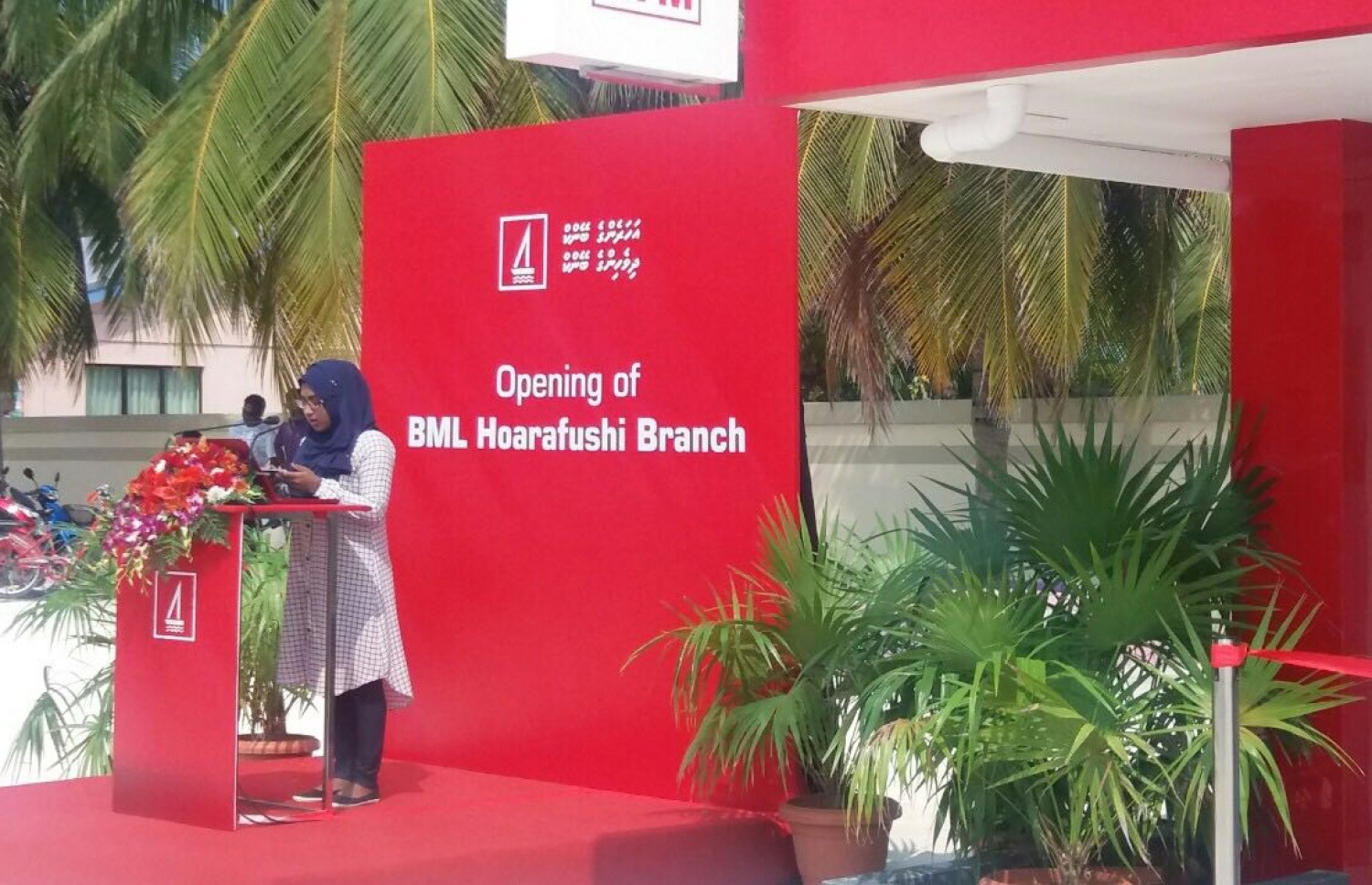 ހއ. ހޯރަފުށި: ފެބްރުއަރީ 23، 2017: ބޭންކް އޮފް މޯލްޑިވްސްގެ ހޯރަފުށީ ބްރާންޗު ހުޅުވުމަށް އެރަށުގައި ބޭއްވި ރަސްމިއްޔާތުގެ ތެރެއިން.-- ފޮޓޯ: ބީއެމްއެލް