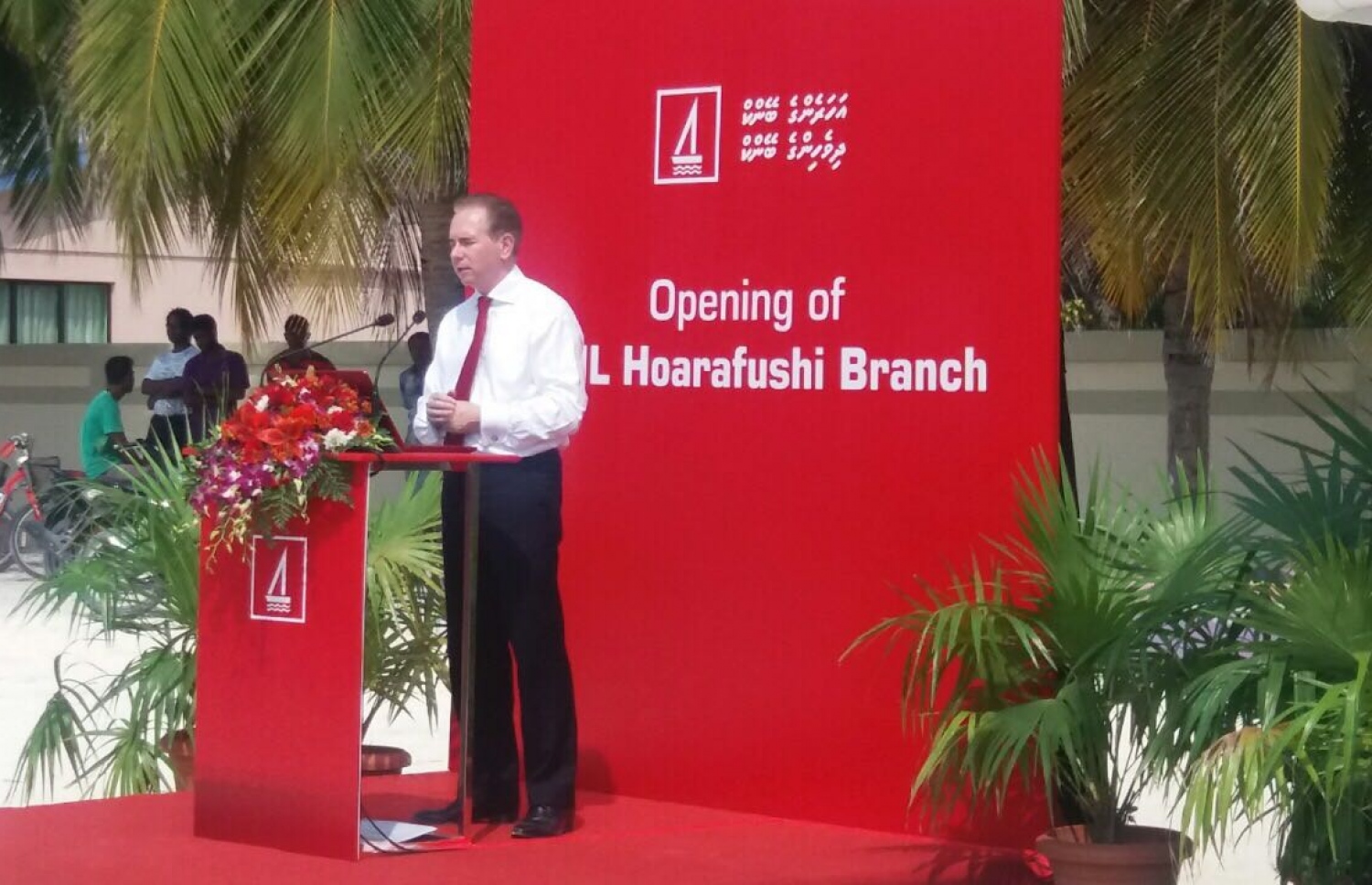 ހއ. ހޯރަފުށި: ފެބްރުއަރީ 23، 2017: ބޭންކް އޮފް މޯލްޑިވްސްގެ ހޯރަފުށީ ބްރާންޗު ހުޅުވުމަށް އެރަށުގައި ބޭއްވި ރަސްމިއްޔާތުގައި ބީއެމްއެލްގެ ސީއީއޯ އެންޑްރޫ ހީލީ ވާހަކަ ދައްކަވަނީ.-- ފޮޓޯ: ބީއެމްއެލް