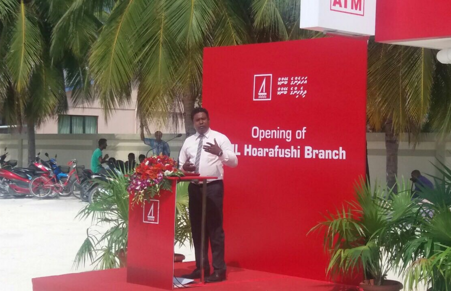 ހއ. ހޯރަފުށި: ފެބްރުއަރީ 23، 2017: ބޭންކް އޮފް މޯލްޑިވްސްގެ ހޯރަފުށީ ބްރާންޗު ހުޅުވުމަށް އެރަށުގައި ބޭއްވި ރަސްމިއްޔާތުގައި ހޯރަފުށީ ދާއިރާގެ މެމްބަރު މުހައްމަދު އިސްމައިލް ވާހަކަ ދައްކަވަނީ.-- ފޮޓޯ: ބީއެމްއެލް