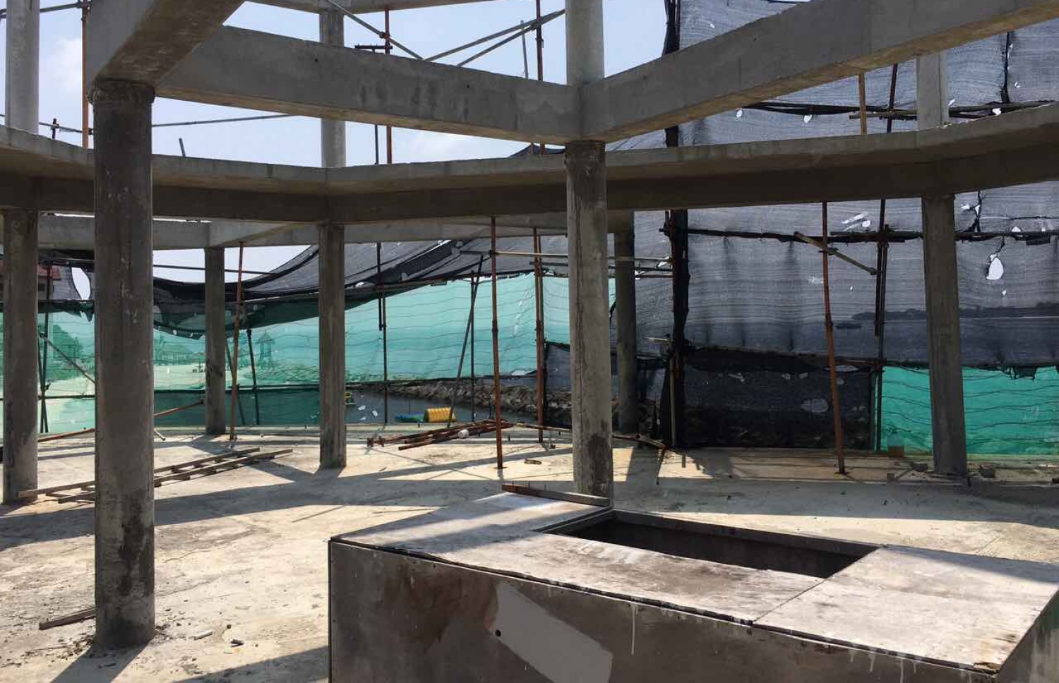 ޕެވިލިއަންގެ މަތީ ބުރި. އެ ތަން ކުރިއަށް އޮތް ތިން މަހެއްހާ ދުވަހުގެ ތެރޭގައި ނިންމަން ބްރަދާސް ކޭޓަރިން އިން ވަނީ އަމާޒު ހިފާފައި. - ފޮޓޯ: މިހާރު