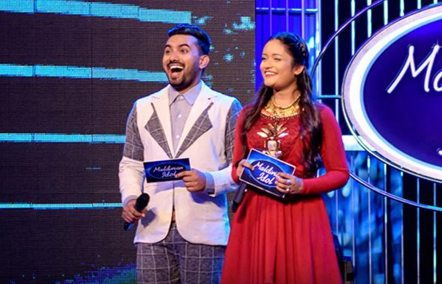 މޯލްޑިވިއަން އައިޑޮލްގެ ފުރަތަމަ ސީޒަންގައި ވަސީމް (ވ) އަންހެން ޕްރެޒެންޓަރު މައުރީންއާ އެކު