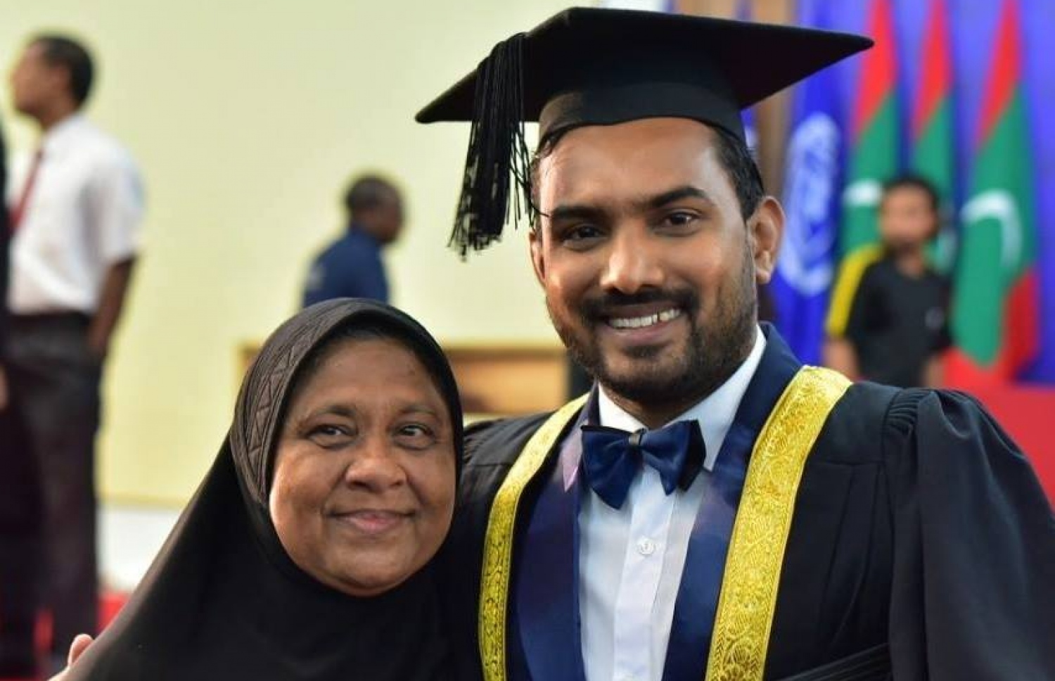 ގްރެޖުއޭޝަން ރަސްމިއްޔާތުގައި ވަސީމް (ކ) އޭނާގެ މަންމައާ އެކު