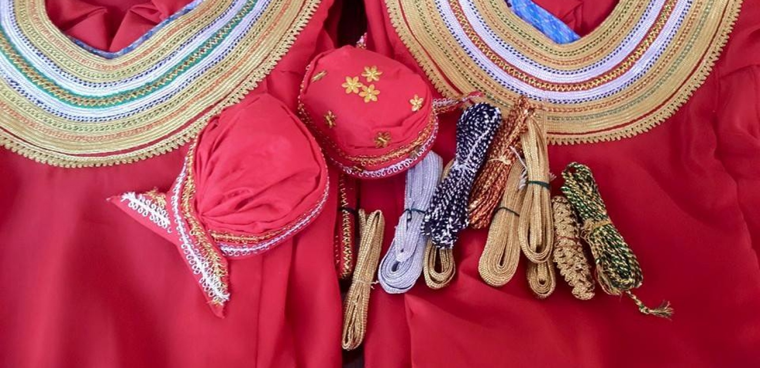 އާޝިފާގެ މަންމަ އާއި މާމަ ގަތާފައިވާ ބޯވަޅު އެޅި ފަށާއި ބޯވަަޅު އެޅި ލިބާހެއްގެ އިތުރުން އޭނާ ތައްޔާރުކޮށްފައިވާ ރުމާފަޅިއެއް