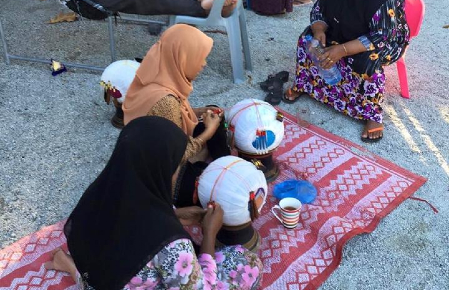 އަލިވާގޭ ބައެއް މީހުން އަވައްޓެރިންނާ އެކު ބޯވަޅު ވިޔަނީ: މި މަސައްކަތުގައި އަވައްޓެރިންގެ އެހީތެރިކަން ވެސް ބޮޑު