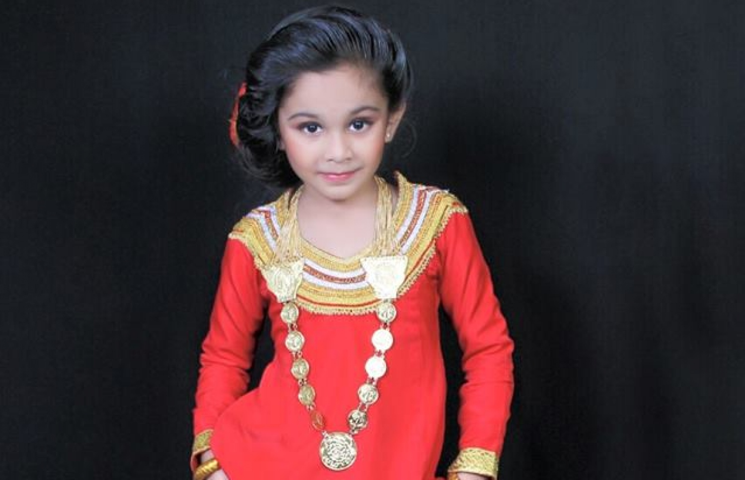 މަޑަވެލީ އަލިވާގޭން ތައްޔާރު ކުރިި ކަސަބު ބޯވަޅު އެޅި ލިބާހެއް ލައިގެން ހުރި ކުޑަ އަންހެން ކުއްޖެއް: މި މަސައްކަތް ކުރަނީ އަލިވާގޭގެ ތިން އަންހެނުން