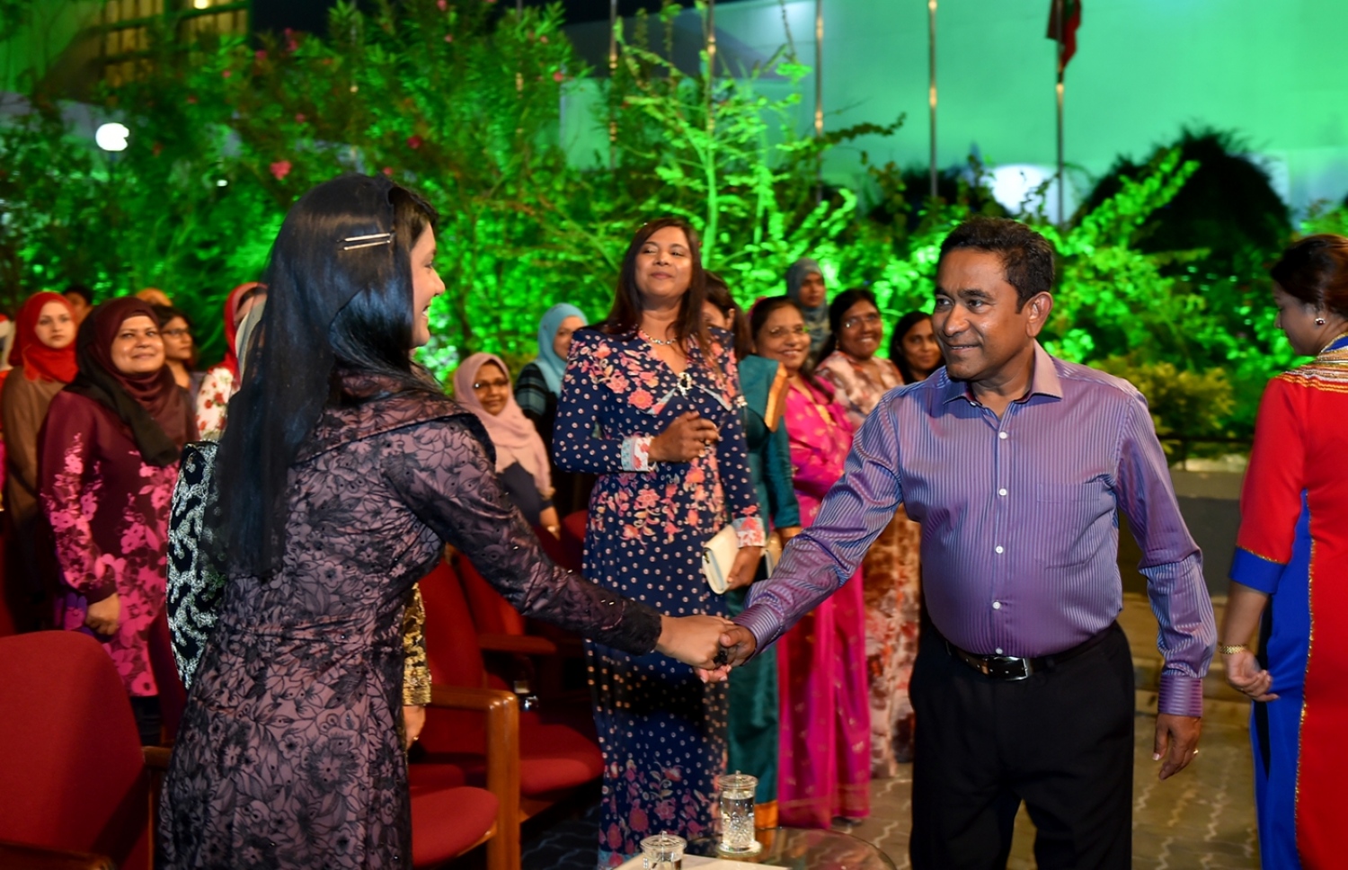 މާލެ: ފެބްރުއަރީ 23، 2017: "ހީވާގި ކަނބަލުން" އެކްސްޕޯ ހުޅުވުމަށް ބޭއްވި ރަސްމިއްޔާތުގައި ރައީސް ޔާމީން ބައިވެރިވެ ވަޑައިގަތުމުން، ޖެންޑަ މިނިސްޓަރު ޒެނީޝާ (ވ) އެމަނިކުފާނަށް މަރުހަބާ ދަންނަވަނީ.-- ފޮޓޯ: ރައީސް އޮފީސް